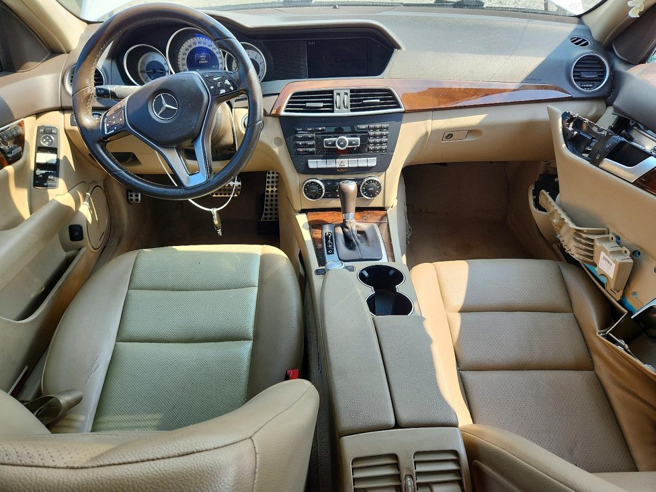 2014 Mercedes-benz C 250 White vin: WDDGF4HB2ER302747