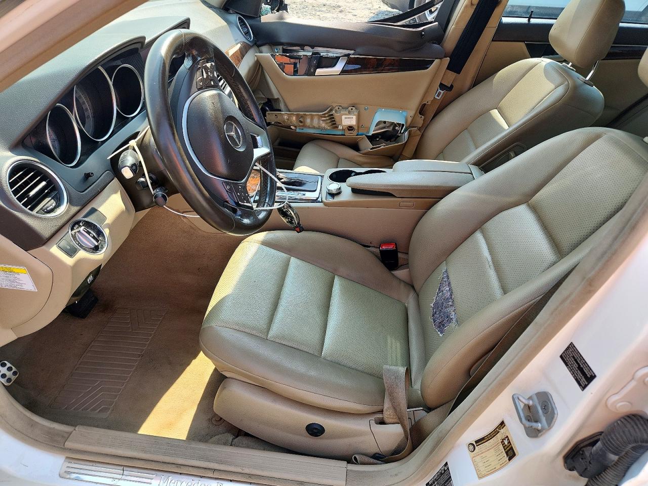 2014 Mercedes-benz C 250 White vin: WDDGF4HB2ER302747