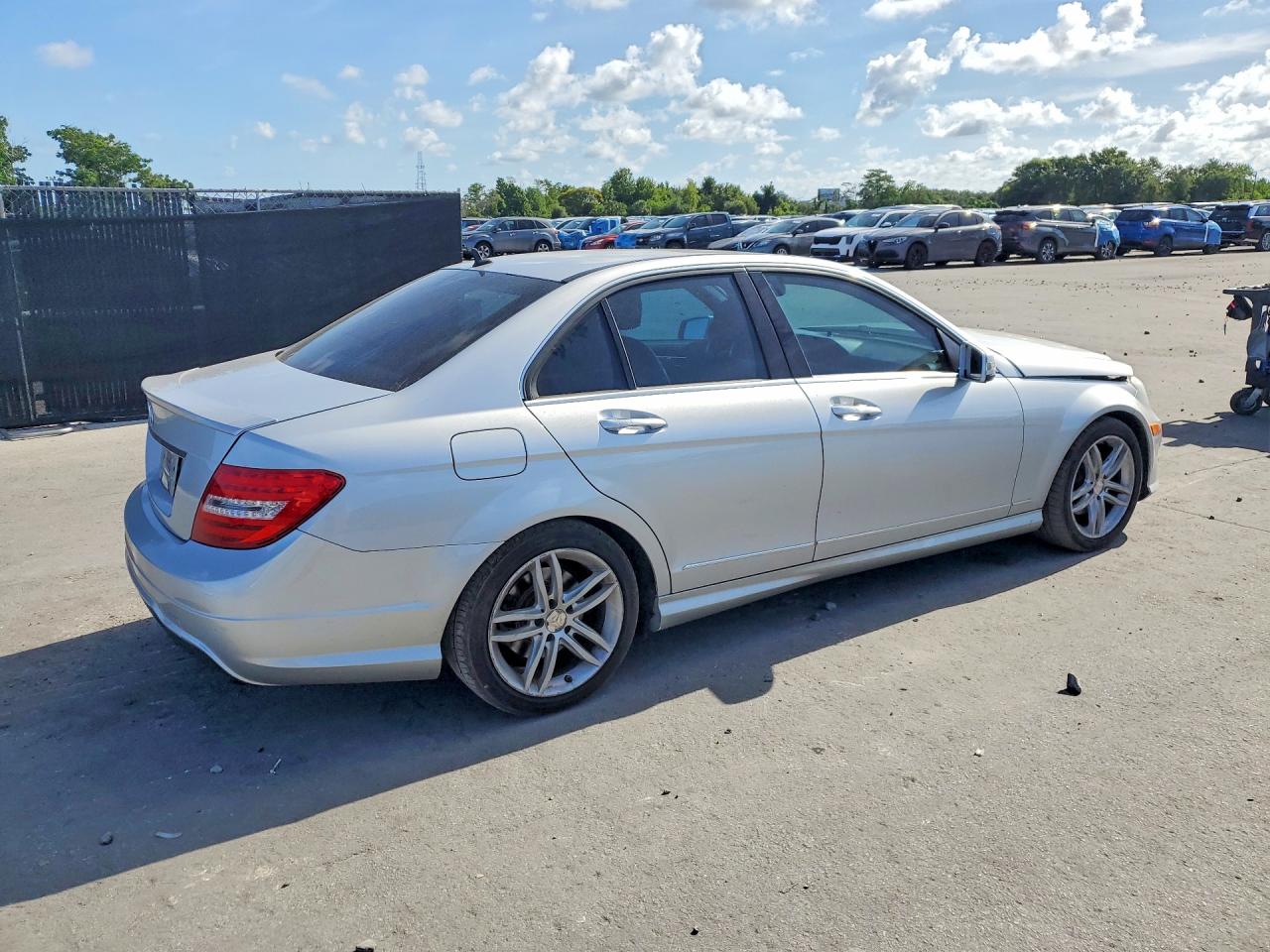 2014 Mercedes-benz C 250 Серебряный vin: WDDGF4HB2ER304630