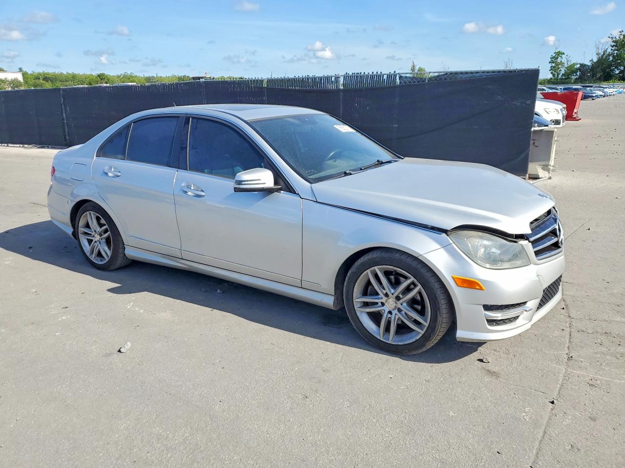 2014 Mercedes-benz C 250 Серебряный vin: WDDGF4HB2ER304630