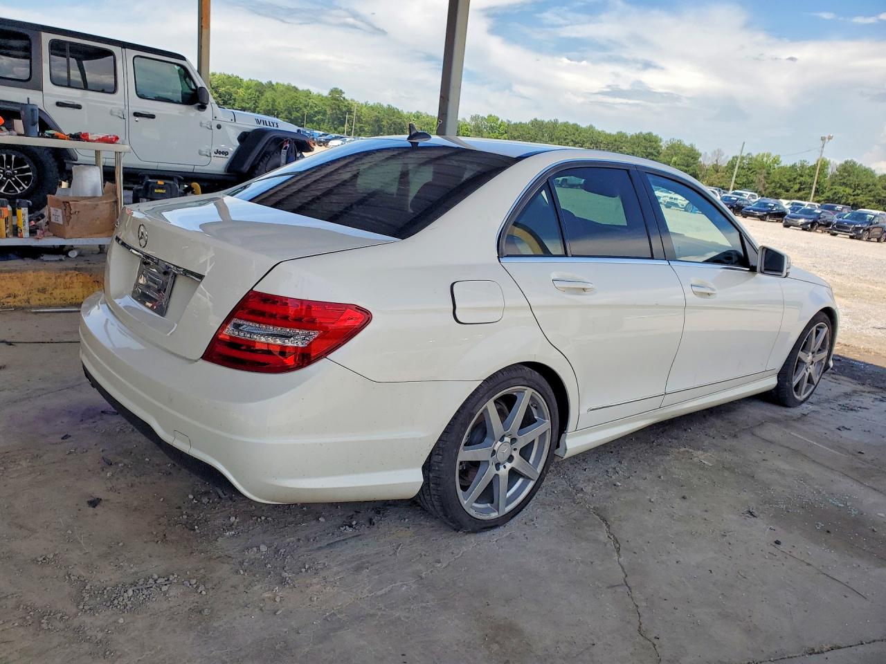 2014 Mercedes-benz C 250 White vin: WDDGF4HB2ER309293