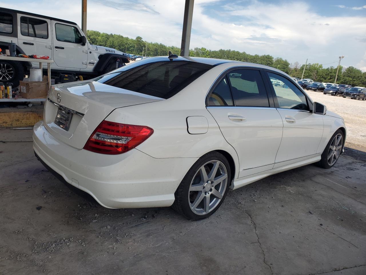 2014 Mercedes-benz C 250 White vin: WDDGF4HB2ER309293 Damage: Right Qtr Panel, Dent(S) W/ Paint Dmg, 2 To 3 Inches