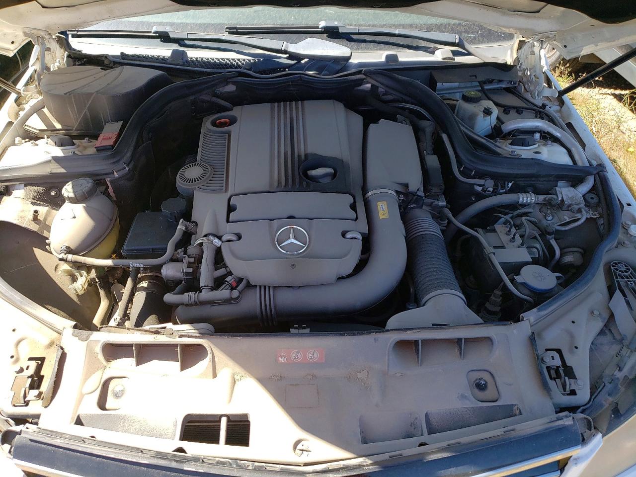 2014 Mercedes-benz C 250 White vin: WDDGF4HB2ER310671
