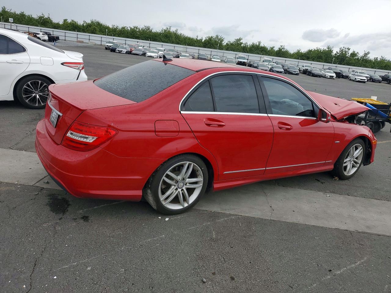 2012 Mercedes-benz C 250 Красный vin: WDDGF4HB3CA634899