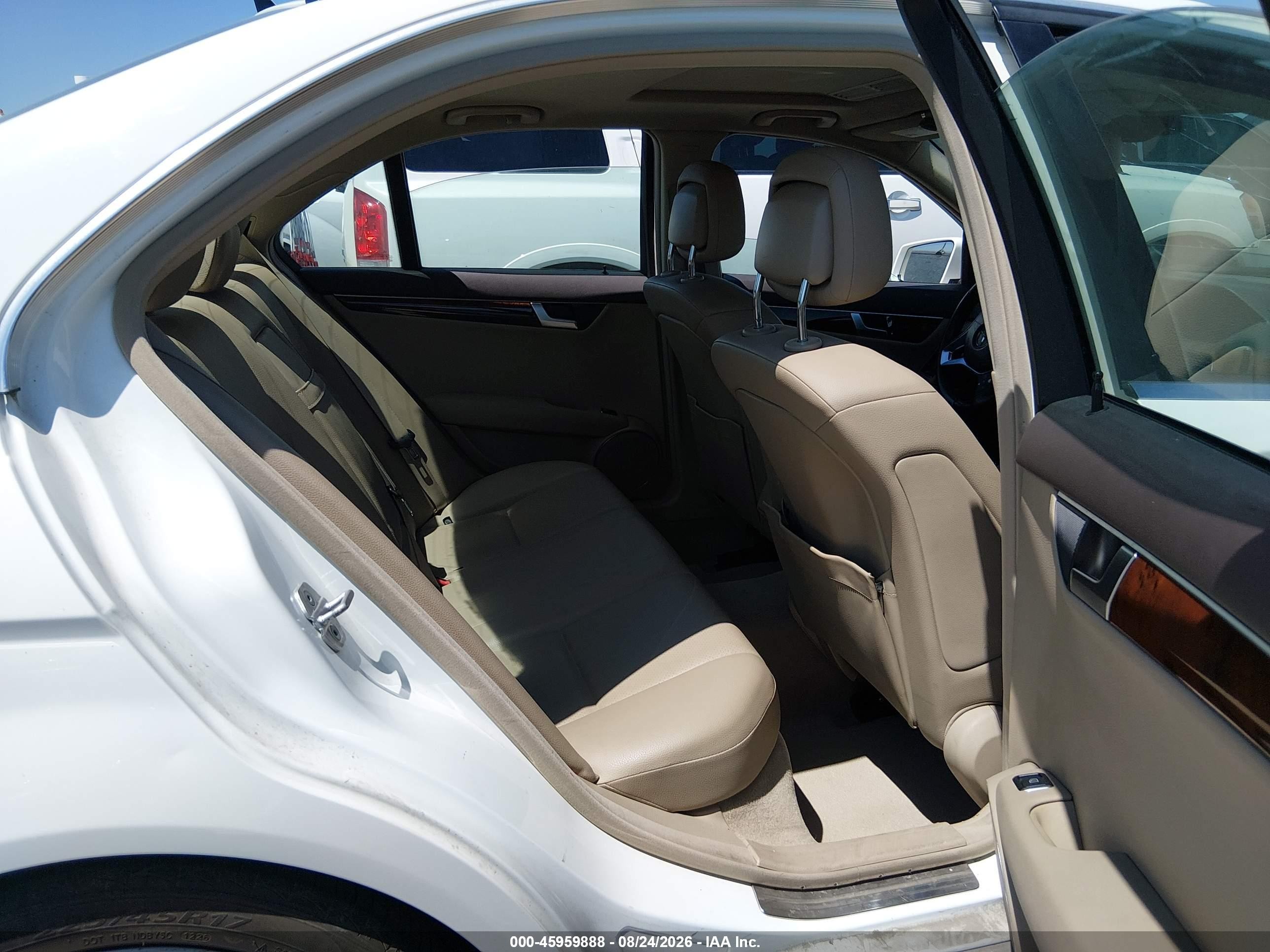 2013 Mercedes-benz C 250 Sport Белый vin: WDDGF4HB3DA790605