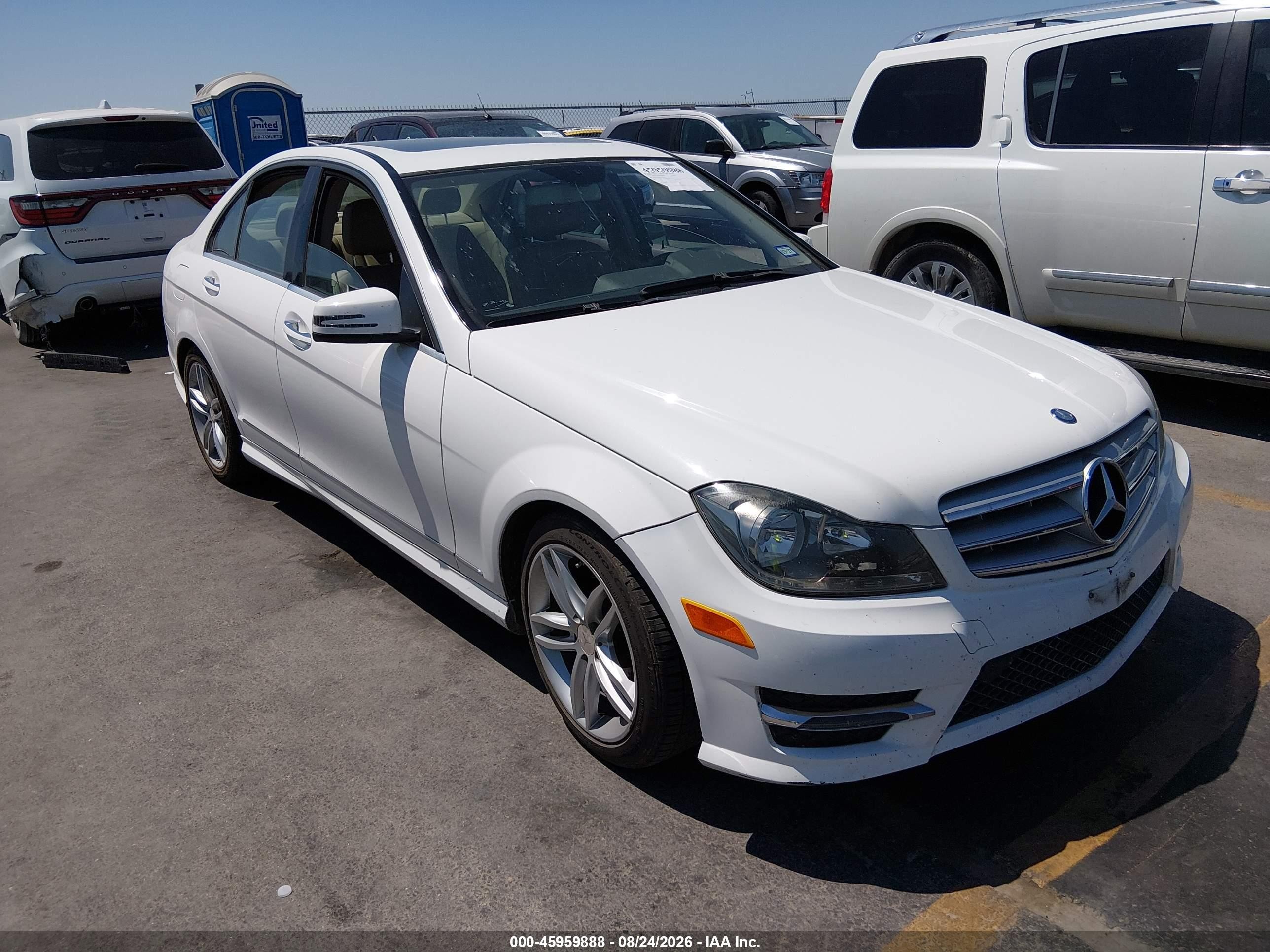 2013 Mercedes-benz C 250 Sport Белый vin: WDDGF4HB3DA790605