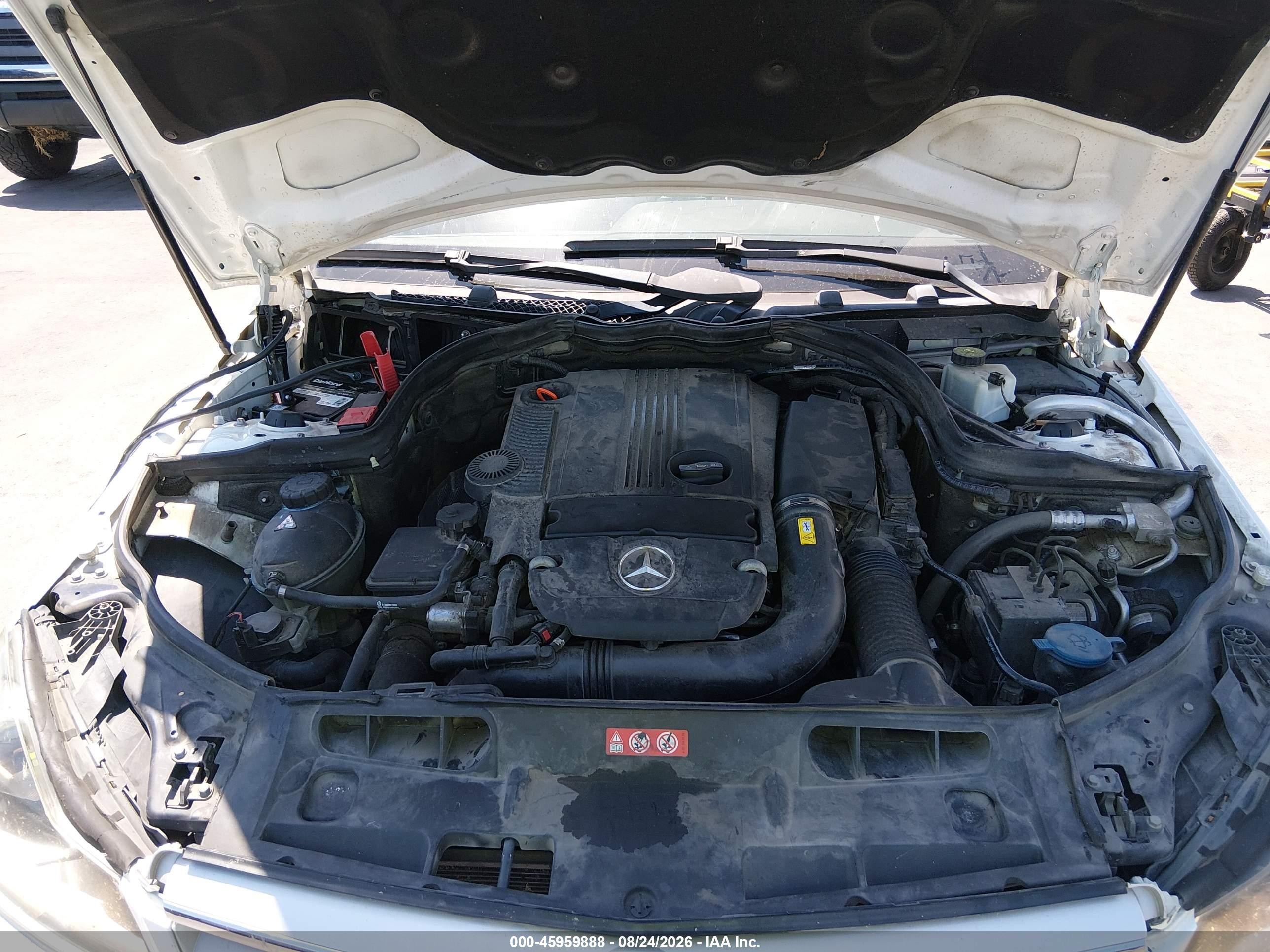 2013 Mercedes-benz C 250 Sport Белый vin: WDDGF4HB3DA790605