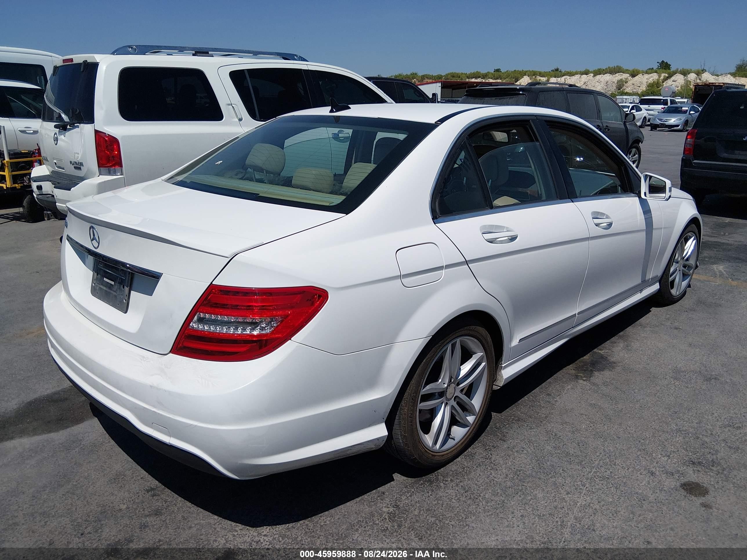 2013 Mercedes-benz C 250 Sport Белый vin: WDDGF4HB3DA790605
