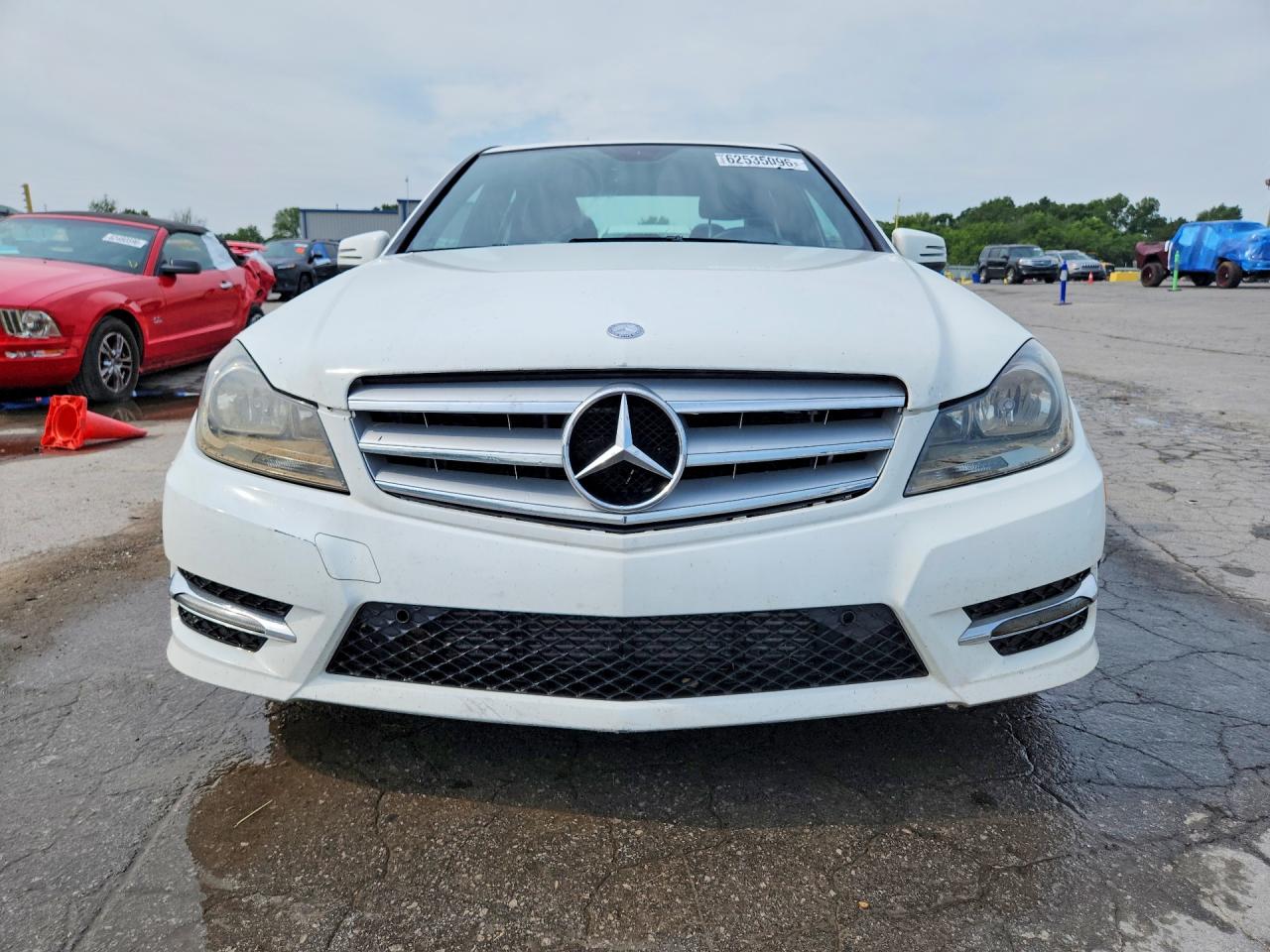 2013 Mercedes-benz C 250 White vin: WDDGF4HB3DR245389