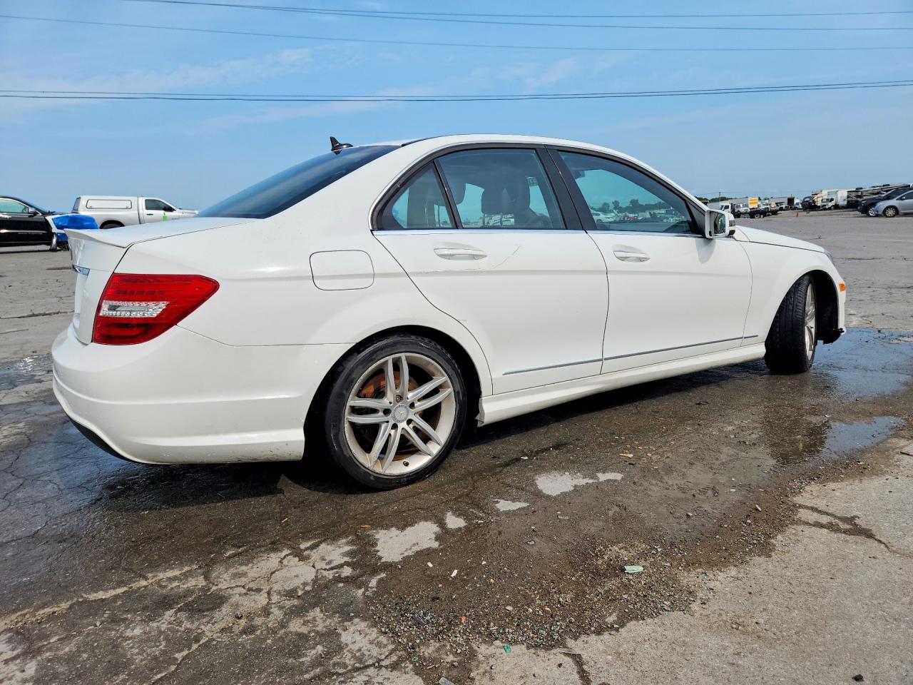 2013 Mercedes-benz C 250 White vin: WDDGF4HB3DR245389