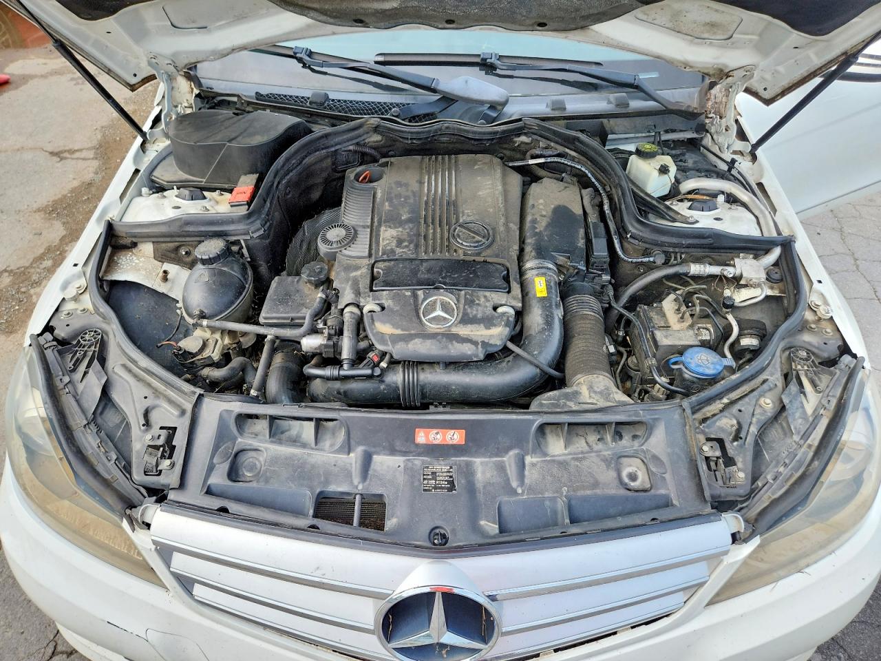 2013 Mercedes-benz C 250 White vin: WDDGF4HB3DR245389