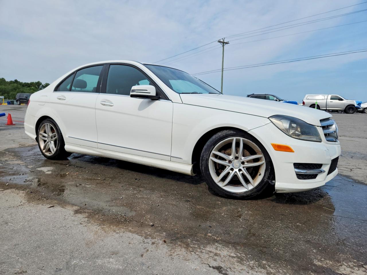 2013 Mercedes-benz C 250 White vin: WDDGF4HB3DR245389