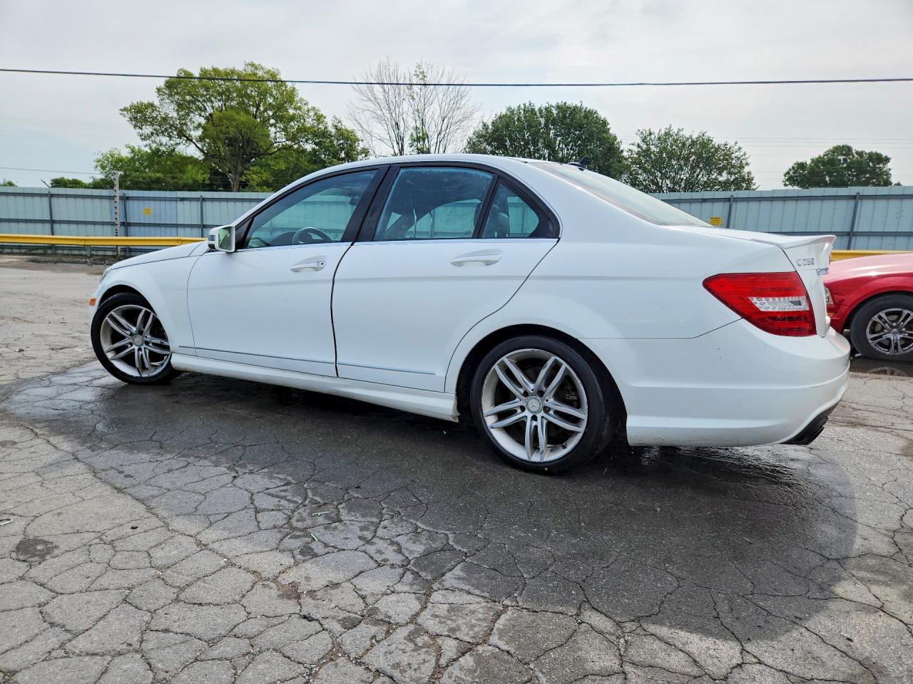 2013 Mercedes-benz C 250 White vin: WDDGF4HB3DR245389