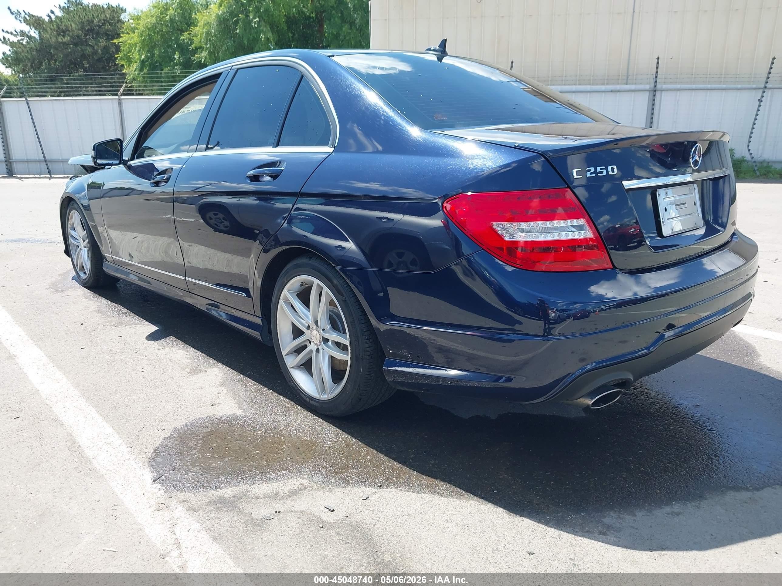2013 Mercedes-benz C 250 Luxury/sport Синий vin: WDDGF4HB3DR259955