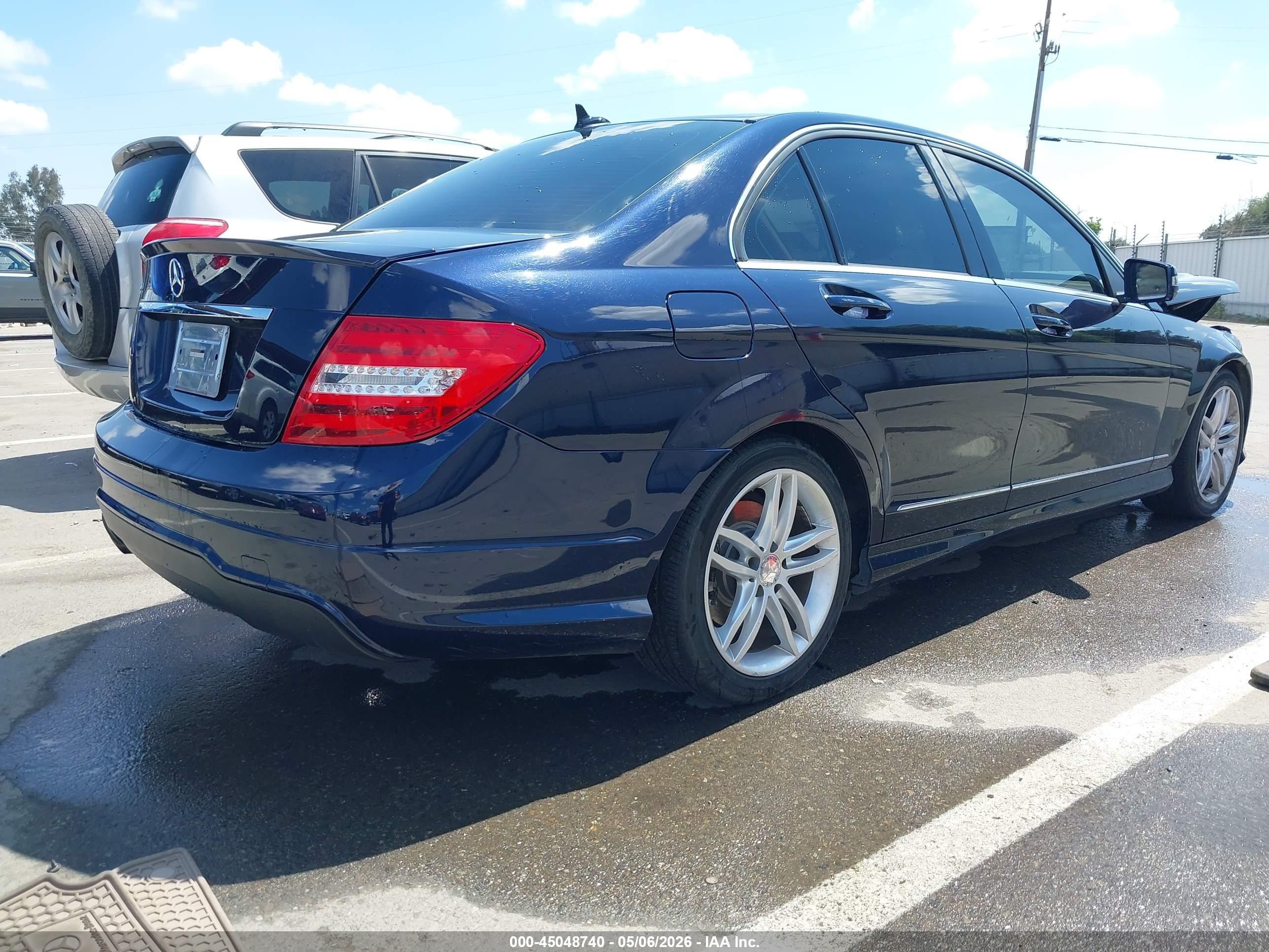 2013 Mercedes-benz C 250 Luxury/sport Синий vin: WDDGF4HB3DR259955
