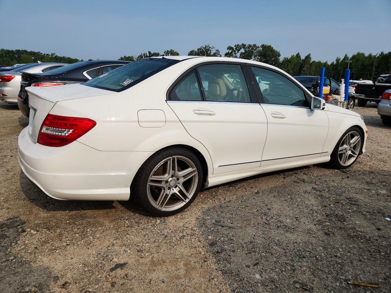 2013 Mercedes-benz C 250 Белый vin: WDDGF4HB3DR268557
