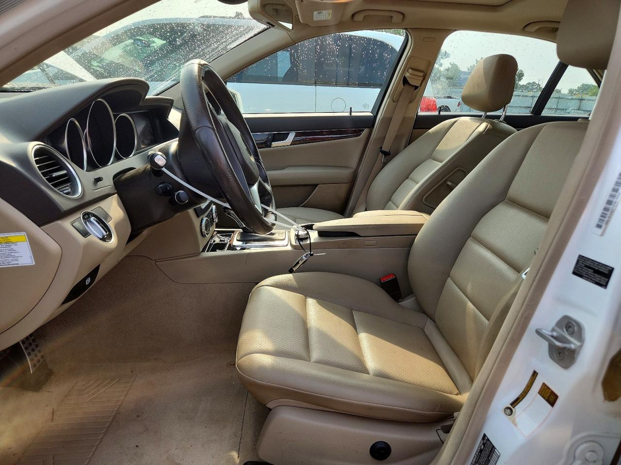 2013 Mercedes-benz C 250 Белый vin: WDDGF4HB3DR268557