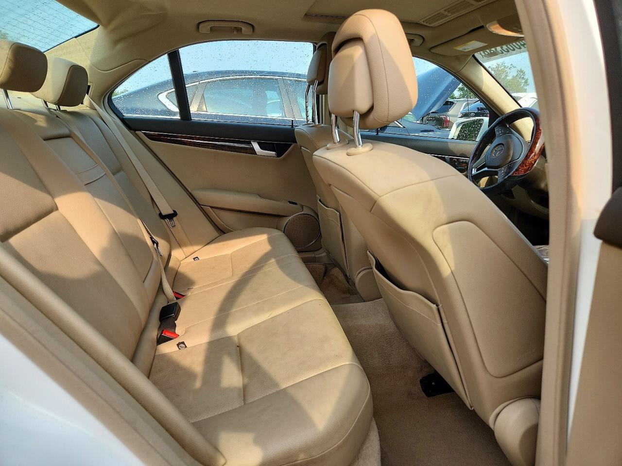 2013 Mercedes-benz C 250 Белый vin: WDDGF4HB3DR268557