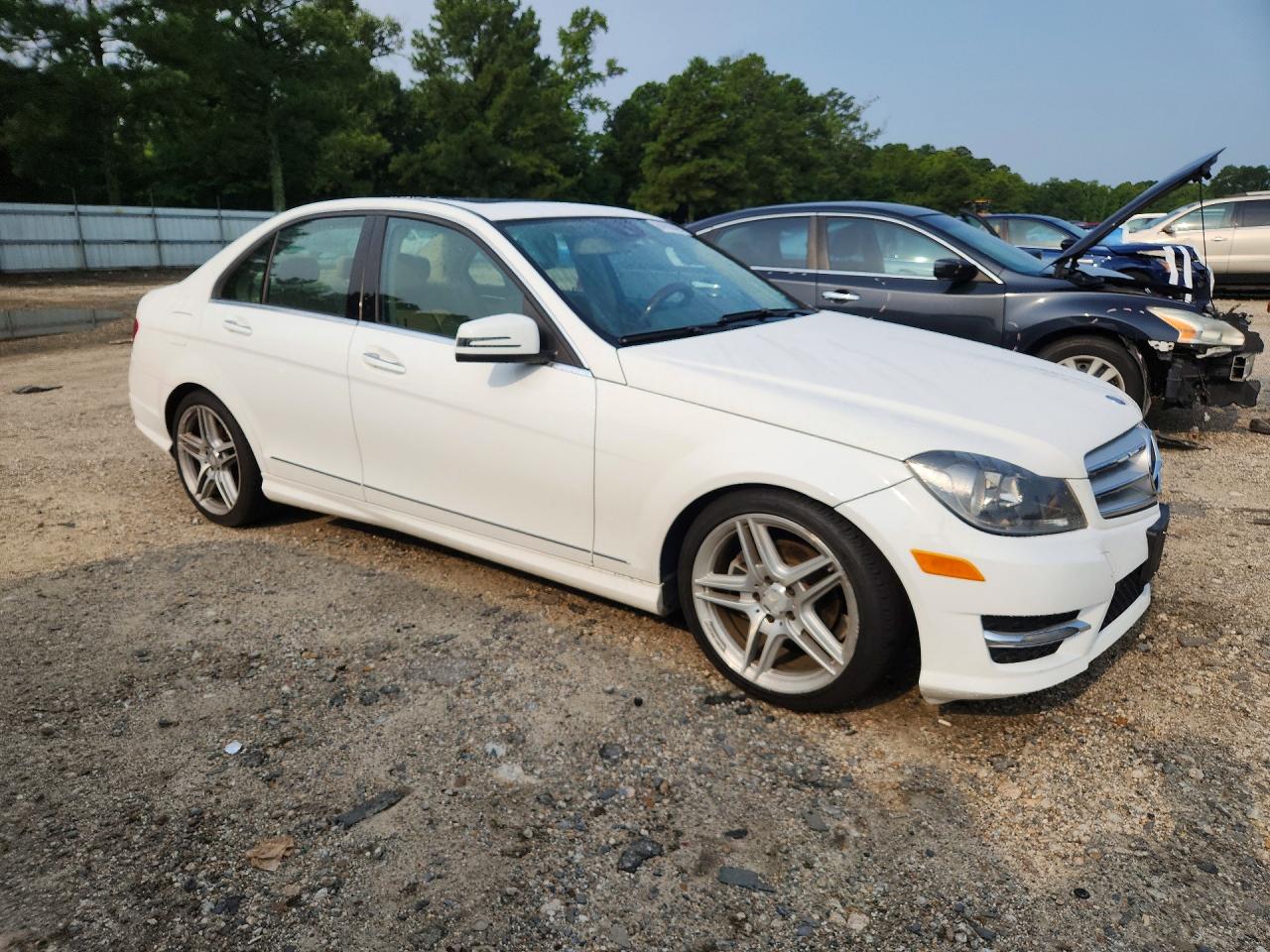 2013 Mercedes-benz C 250 Белый vin: WDDGF4HB3DR268557