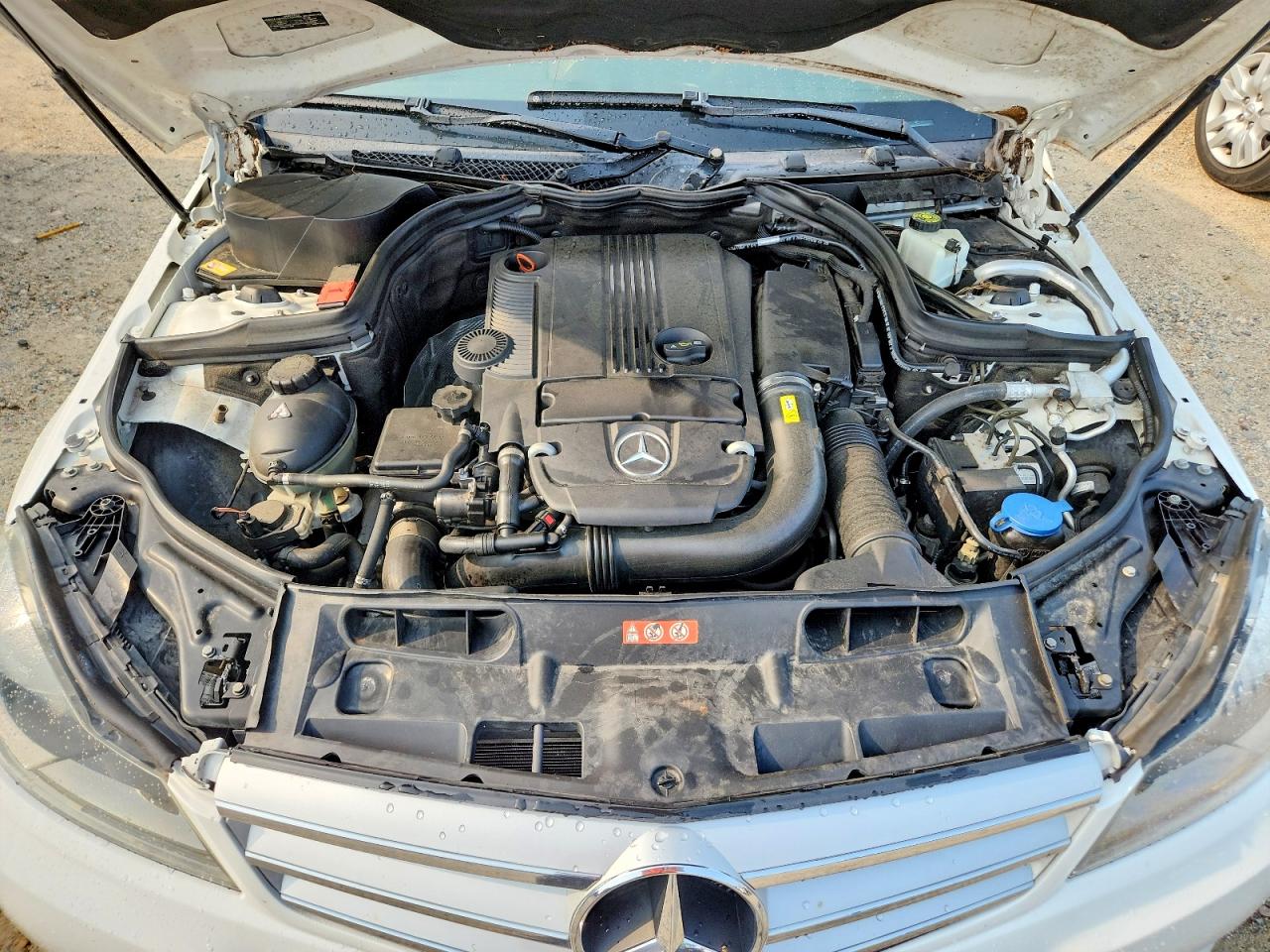2013 Mercedes-benz C 250 Белый vin: WDDGF4HB3DR268557