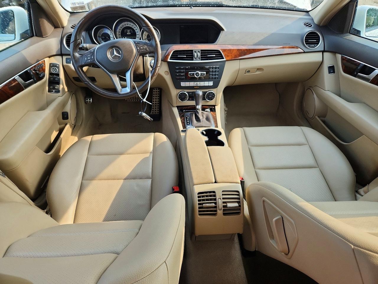 2013 Mercedes-benz C 250 Белый vin: WDDGF4HB3DR268557