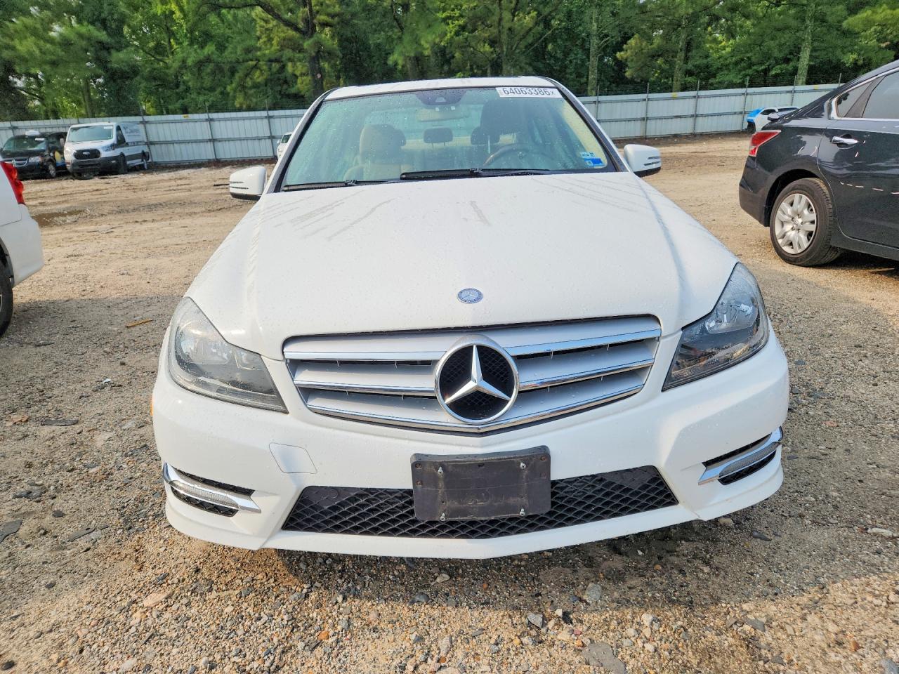 2013 Mercedes-benz C 250 Белый vin: WDDGF4HB3DR268557