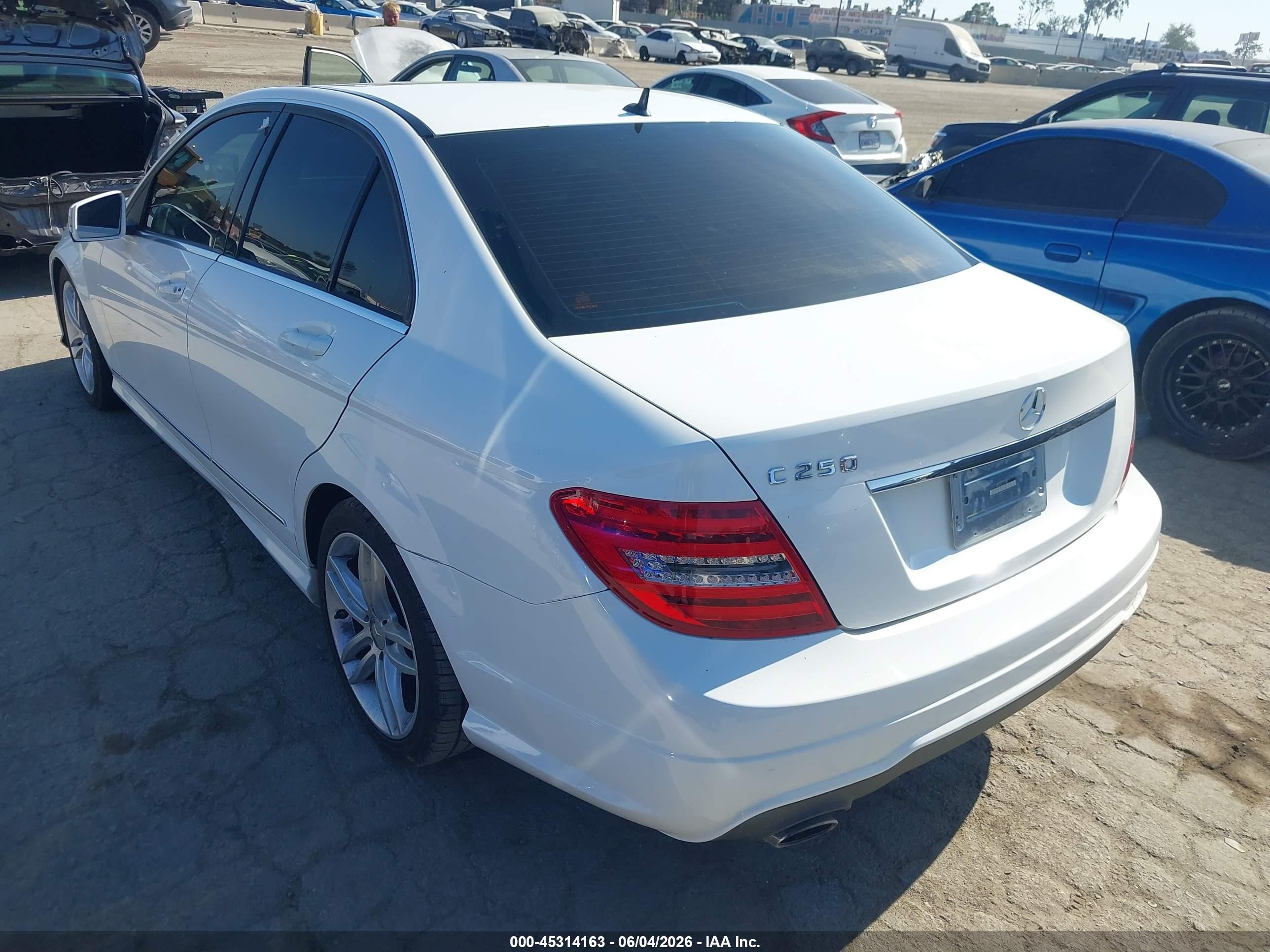 2013 Mercedes-benz C 250 Sport Белый vin: WDDGF4HB3DR272057