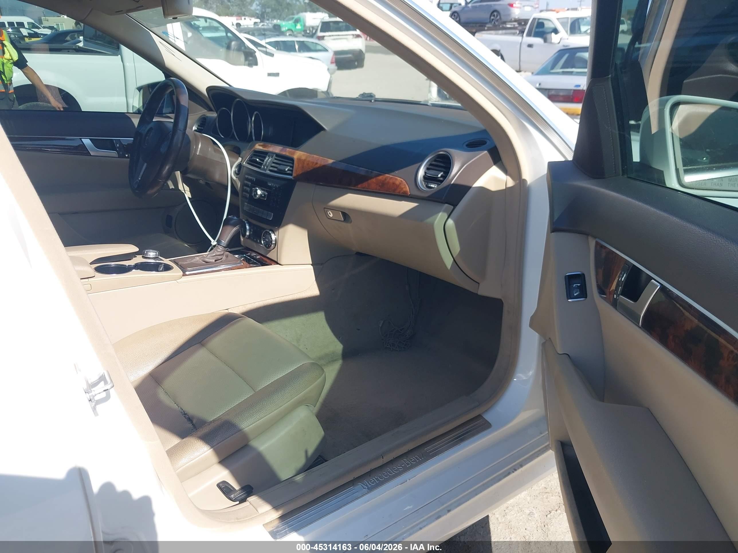 2013 Mercedes-benz C 250 Sport Белый vin: WDDGF4HB3DR272057