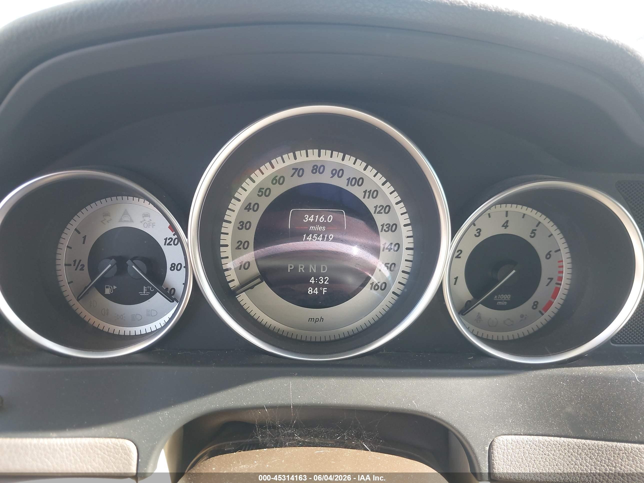 2013 Mercedes-benz C 250 Sport Белый vin: WDDGF4HB3DR272057