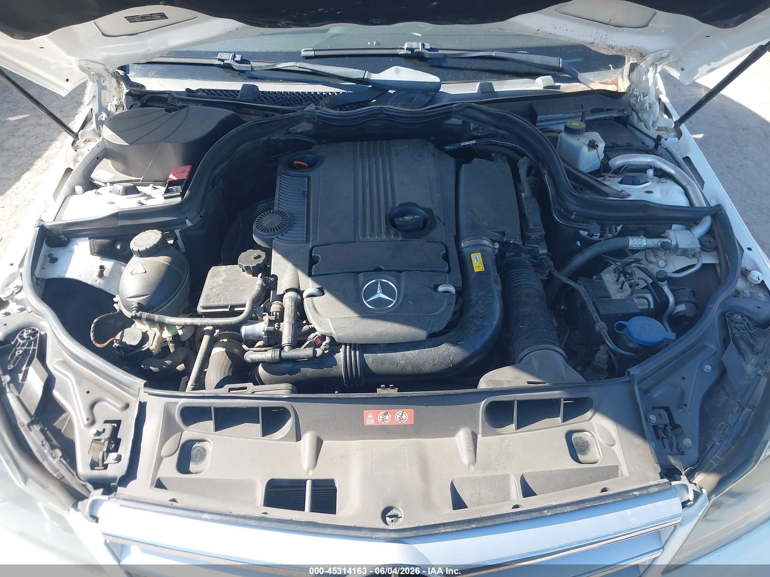 2013 Mercedes-benz C 250 Sport Белый vin: WDDGF4HB3DR272057