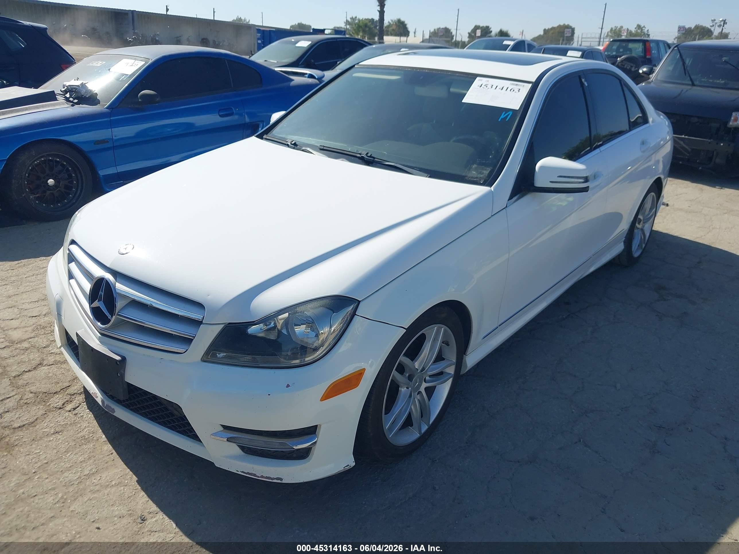 2013 Mercedes-benz C 250 Sport Белый vin: WDDGF4HB3DR272057