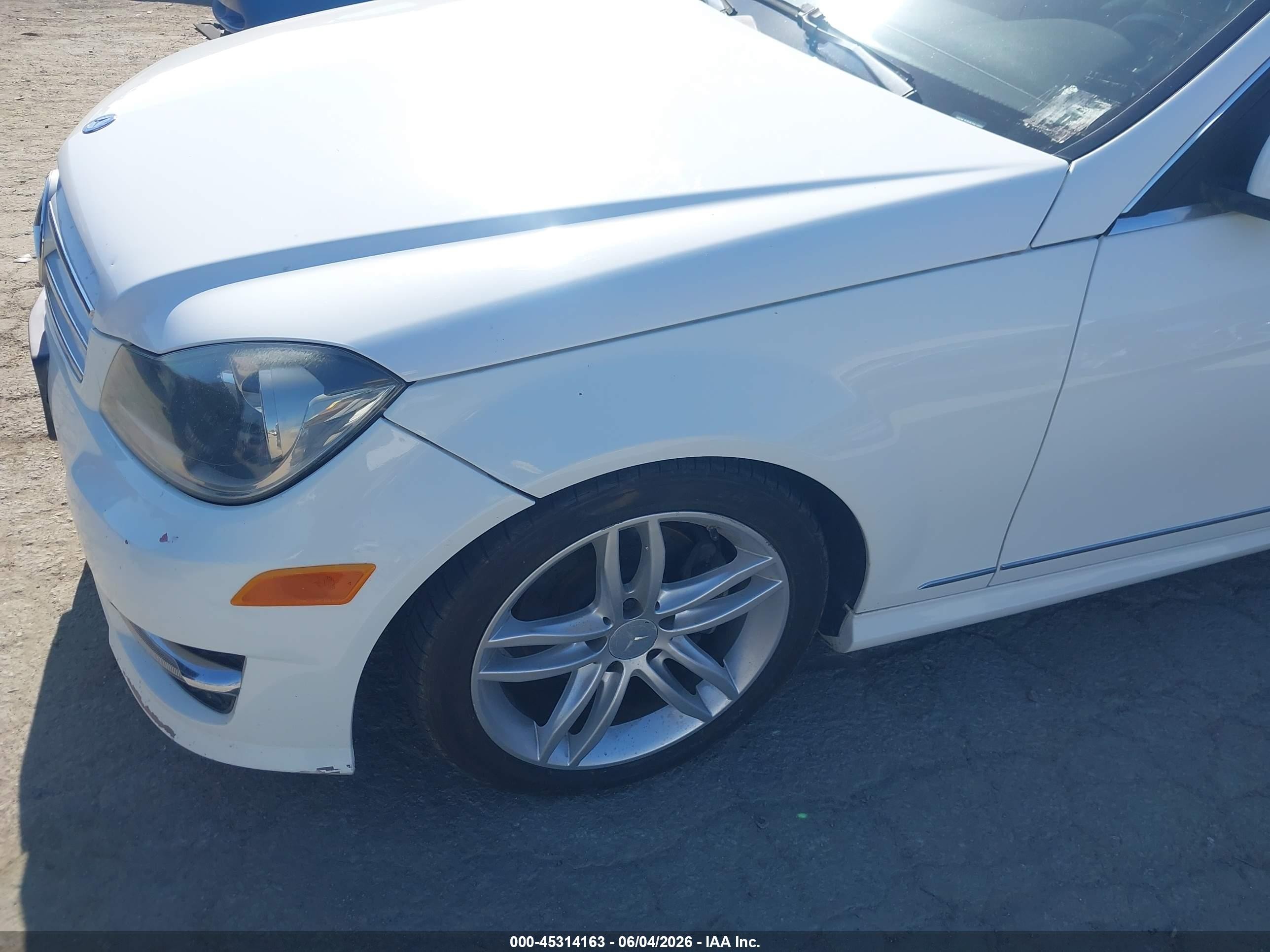 2013 Mercedes-benz C 250 Sport Белый vin: WDDGF4HB3DR272057