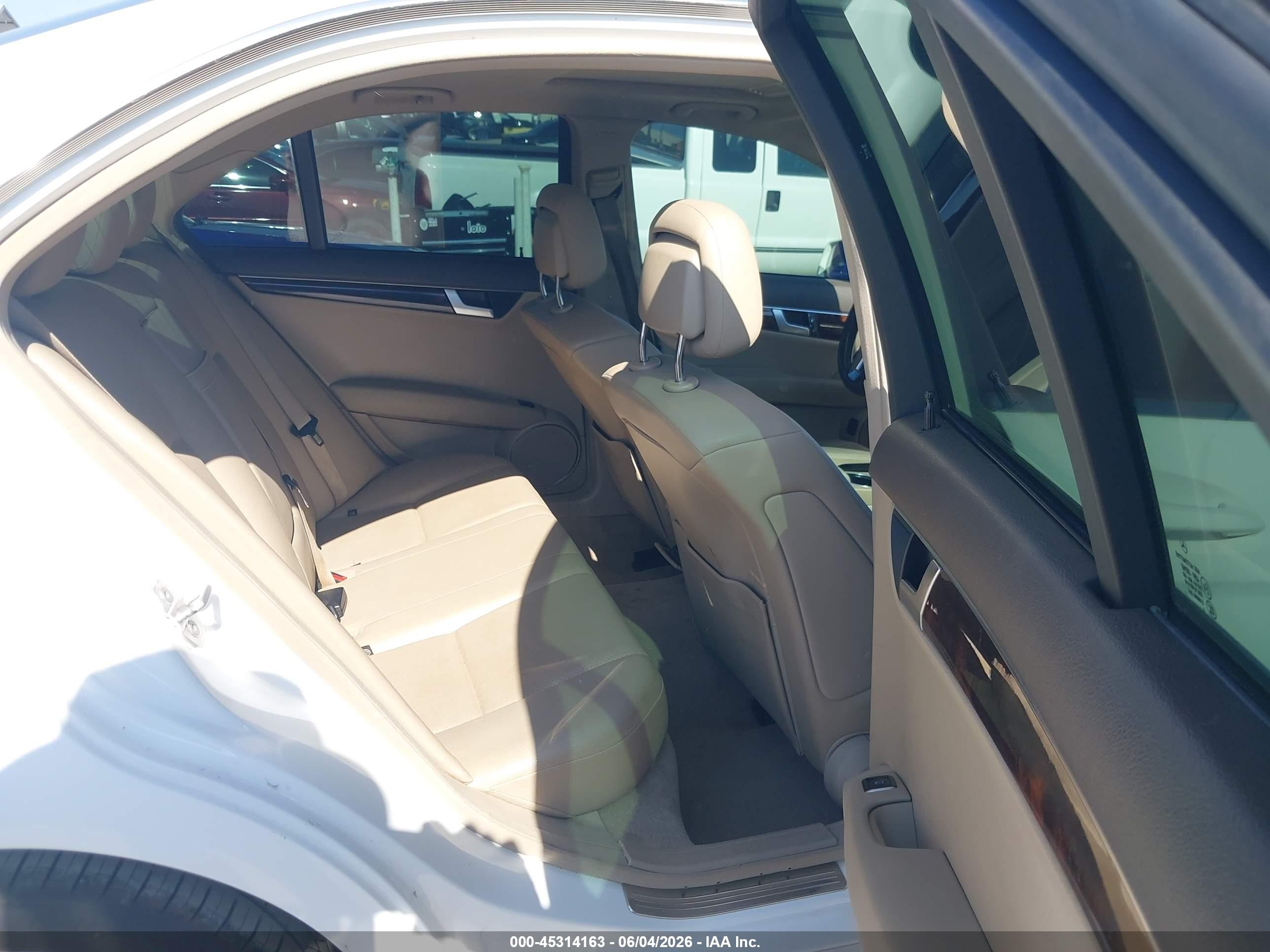 2013 Mercedes-benz C 250 Sport Белый vin: WDDGF4HB3DR272057