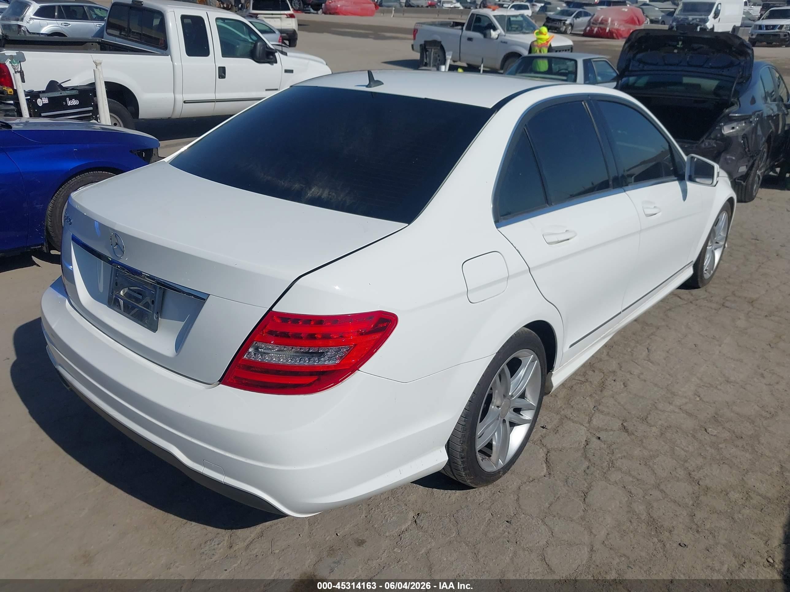 2013 Mercedes-benz C 250 Sport Белый vin: WDDGF4HB3DR272057