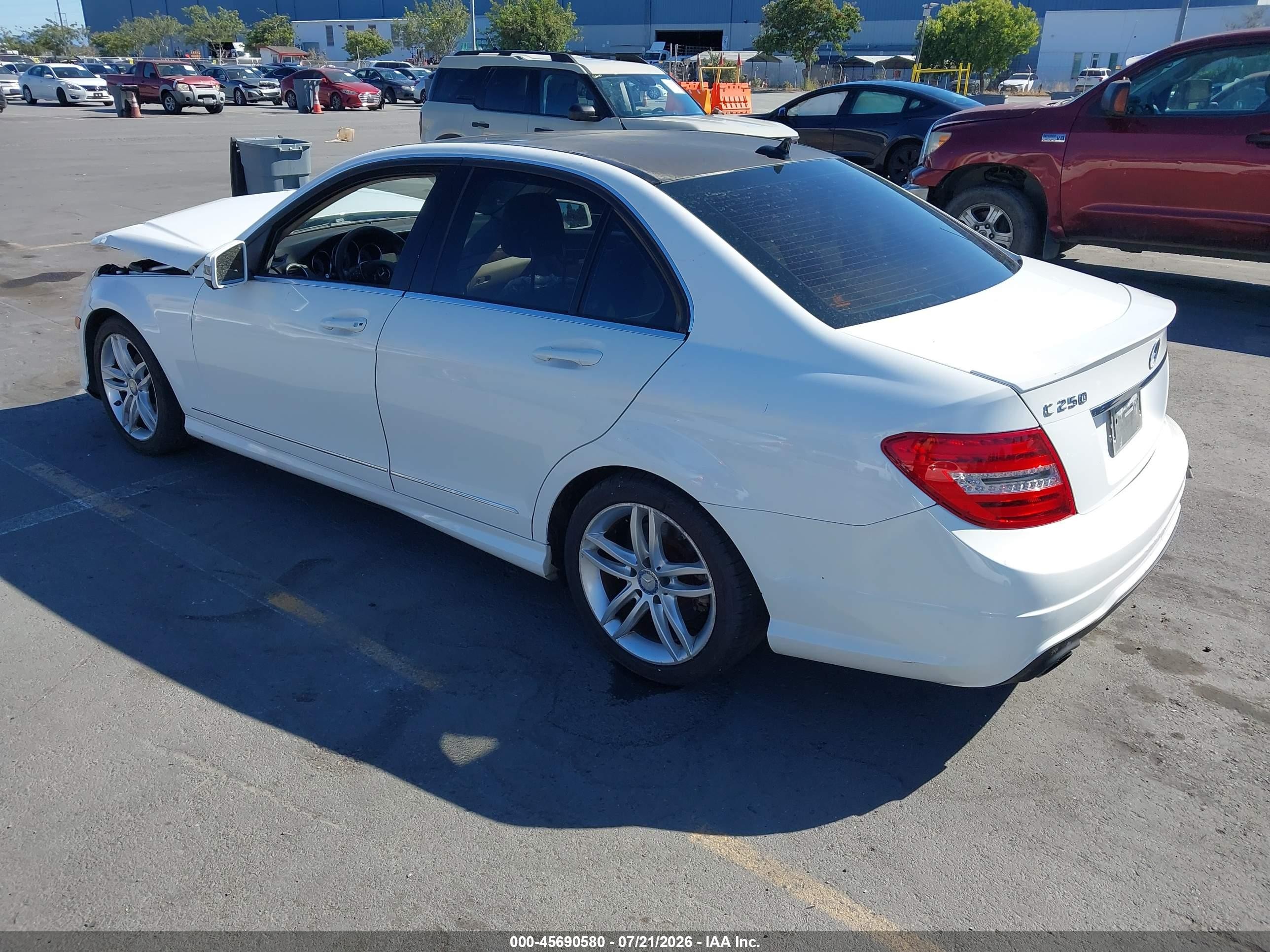 2013 Mercedes-benz C 250 Sport White vin: WDDGF4HB3DR282376