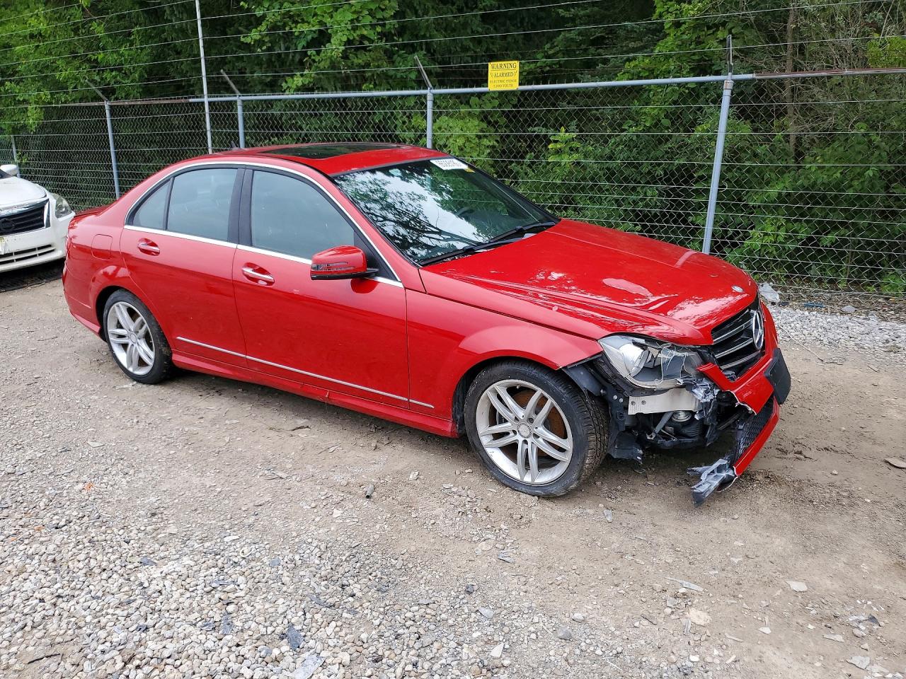 2014 Mercedes-benz C 250 Red vin: WDDGF4HB3EA947163
