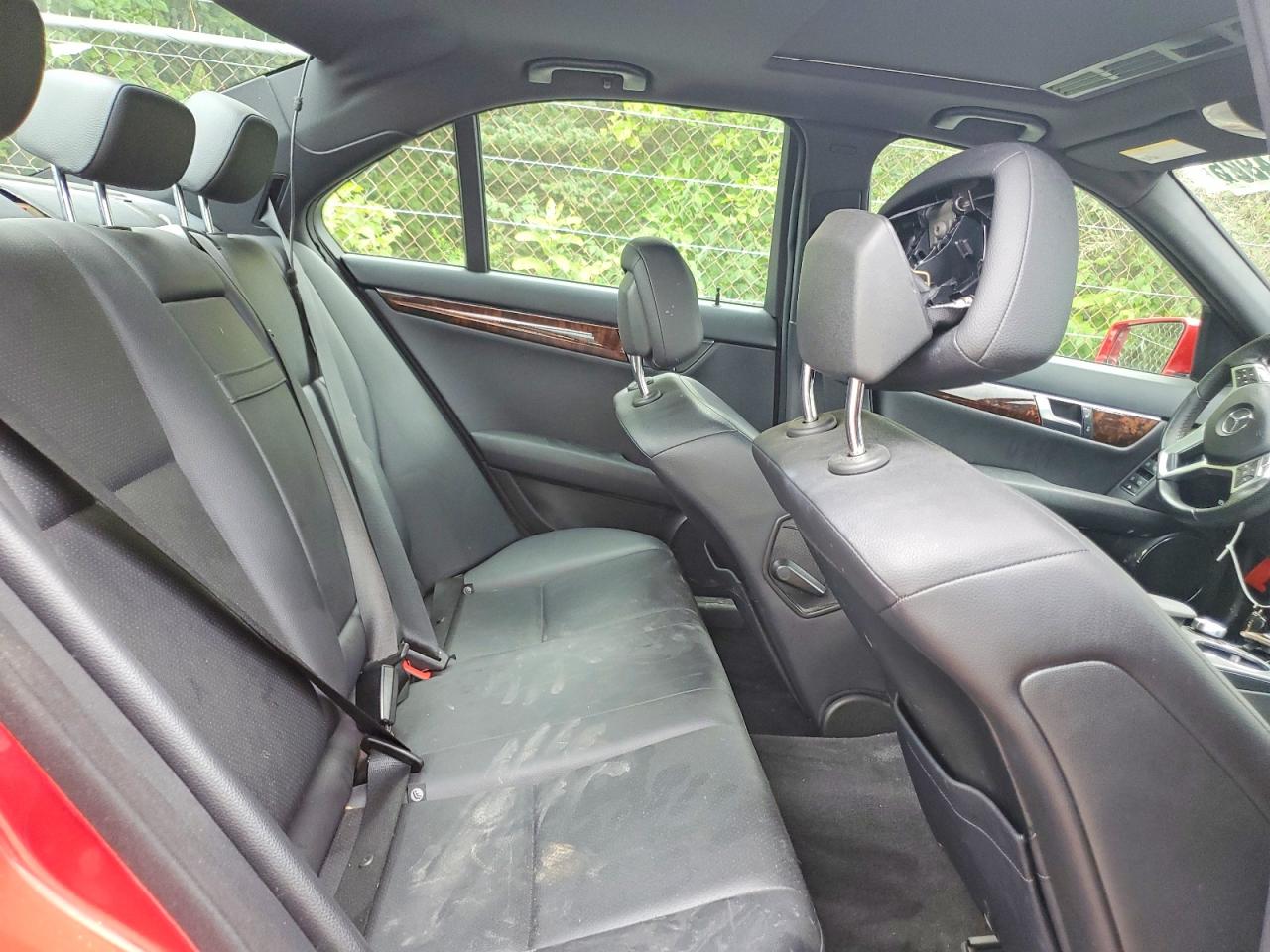 2014 Mercedes-benz C 250 Red vin: WDDGF4HB3EA947163
