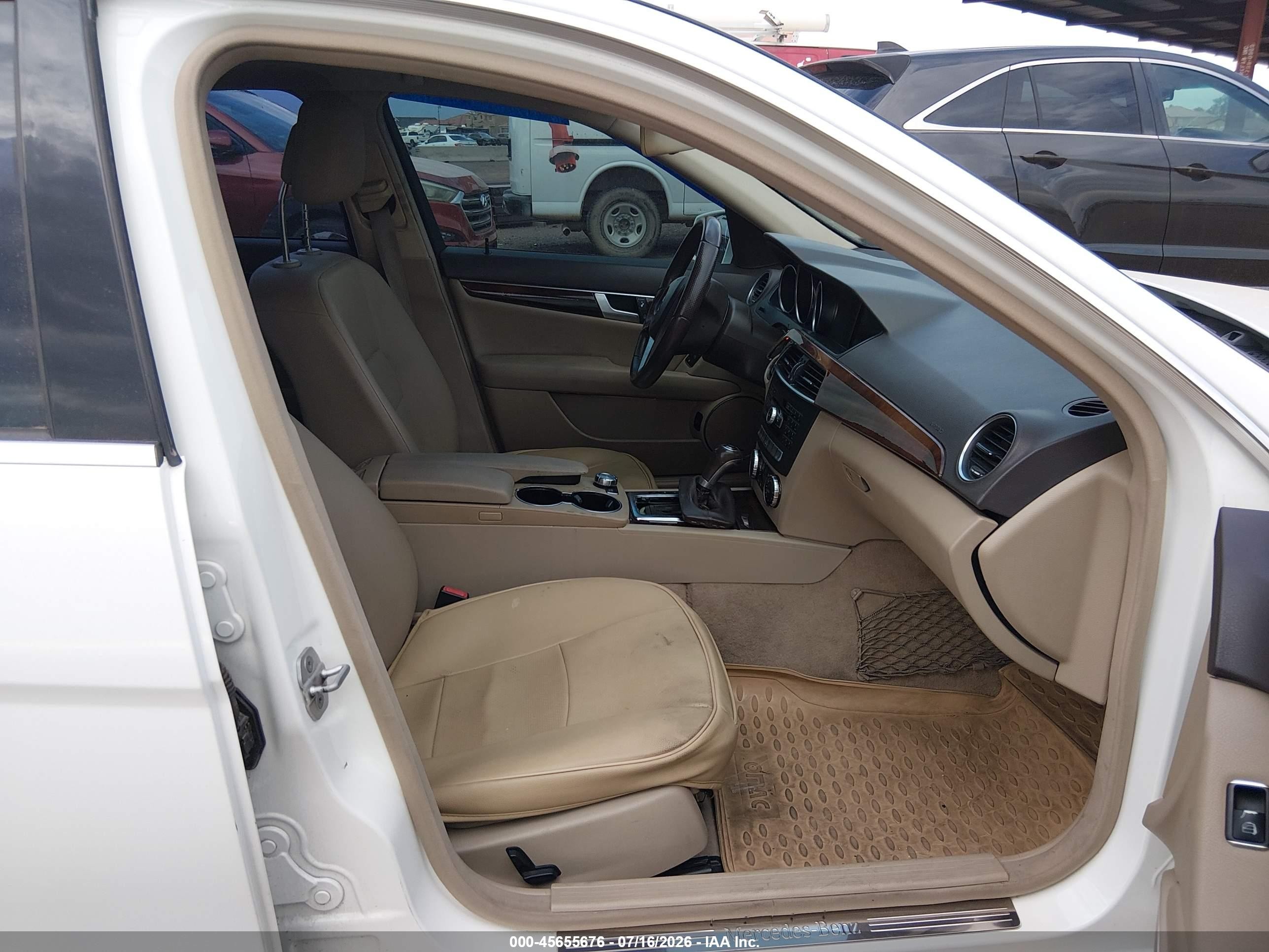 2014 Mercedes-benz C 250 Luxury/sport White vin: WDDGF4HB3EA966022