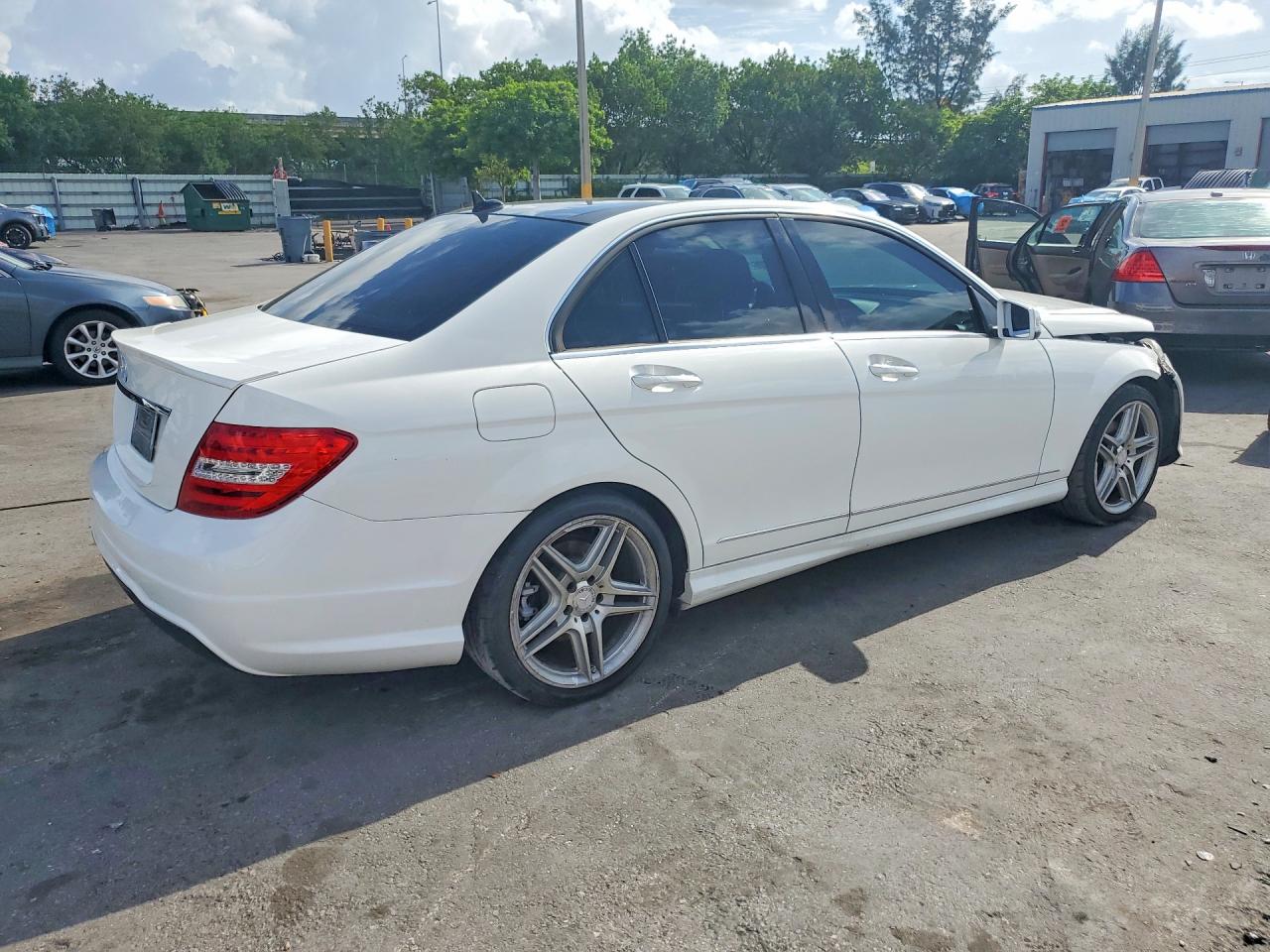 2014 Mercedes-benz C 250 White vin: WDDGF4HB3EG226113