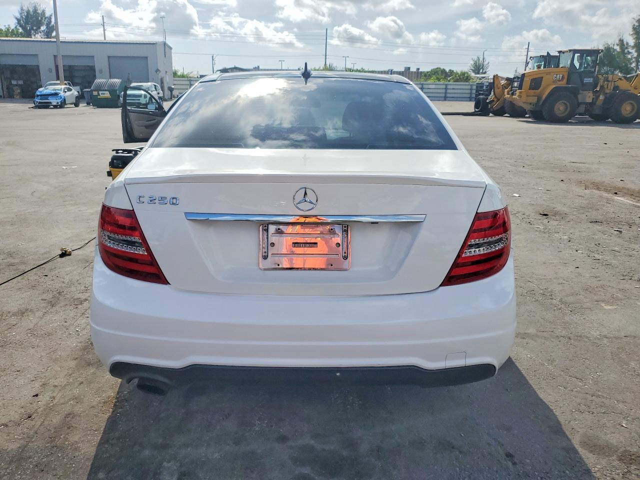 2014 Mercedes-benz C 250 White vin: WDDGF4HB3EG226113