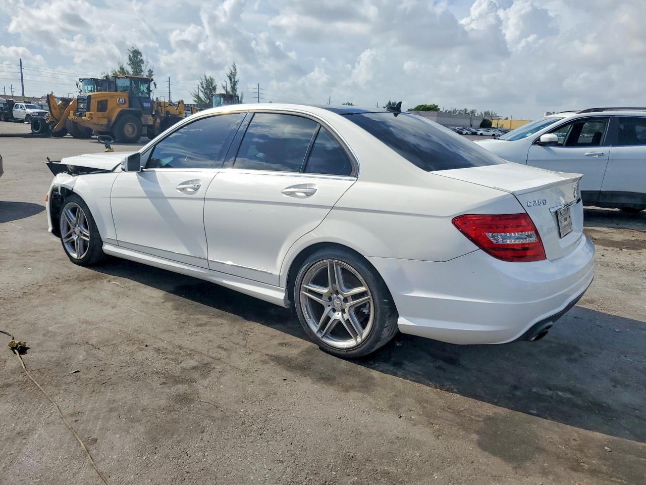 2014 Mercedes-benz C 250 White vin: WDDGF4HB3EG226113