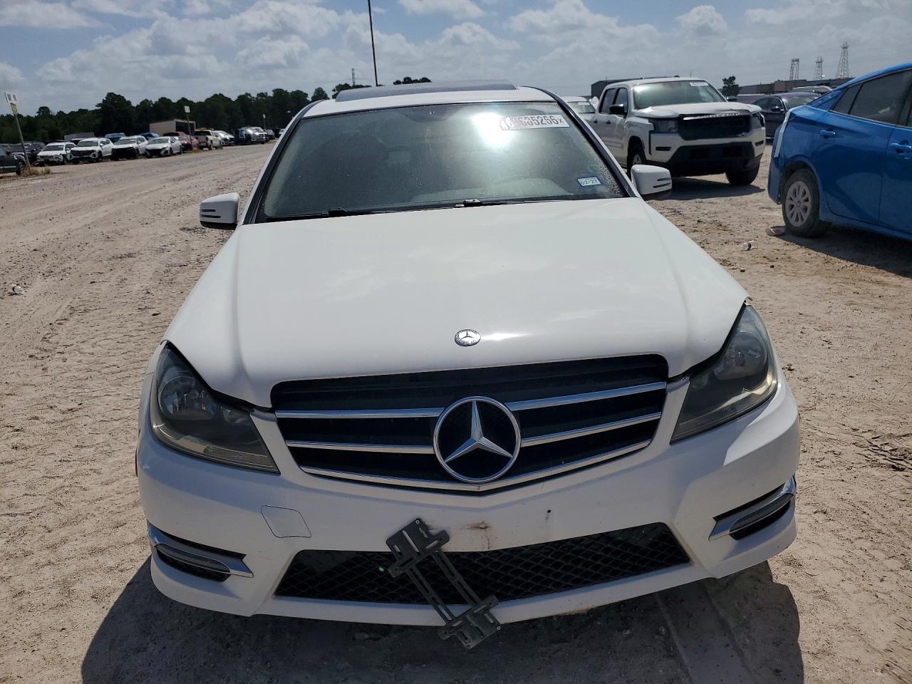2014 Mercedes-benz C 250 White vin: WDDGF4HB3ER319380