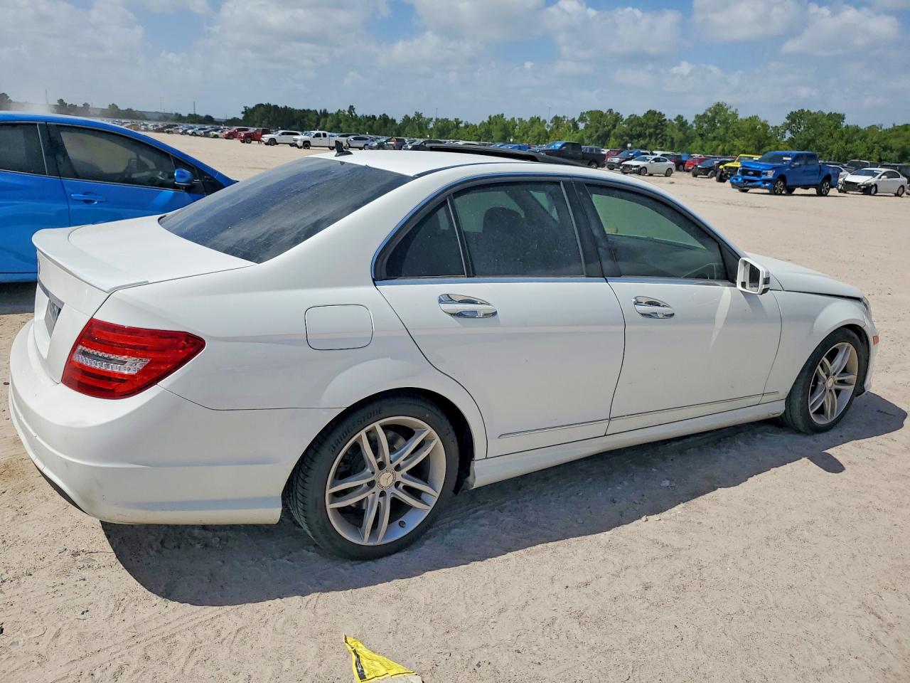 2014 Mercedes-benz C 250 White vin: WDDGF4HB3ER319380
