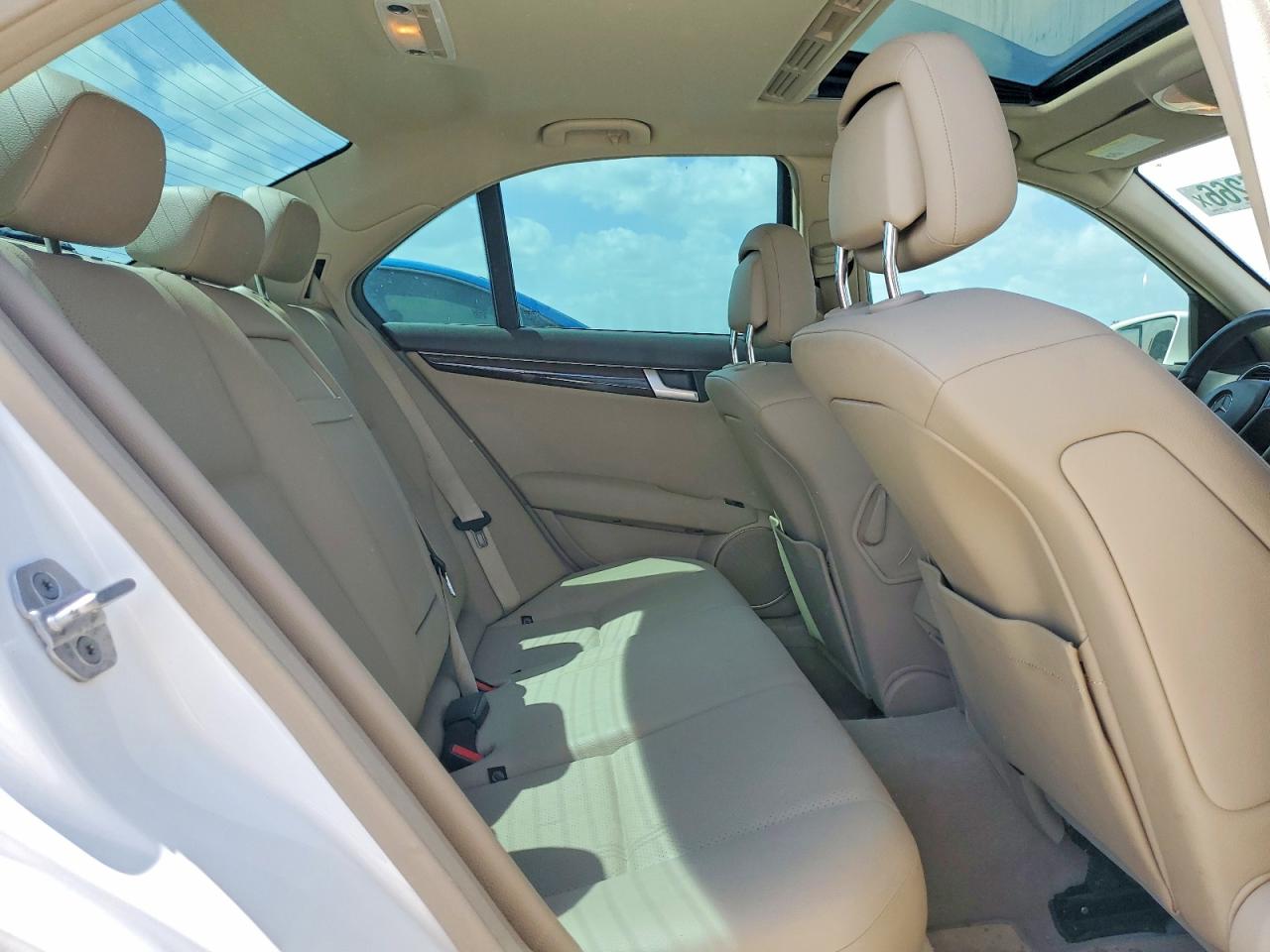 2014 Mercedes-benz C 250 White vin: WDDGF4HB3ER319380