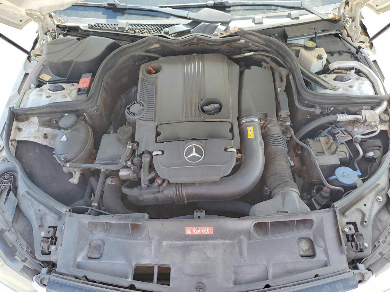 2014 Mercedes-benz C 250 White vin: WDDGF4HB3ER319380