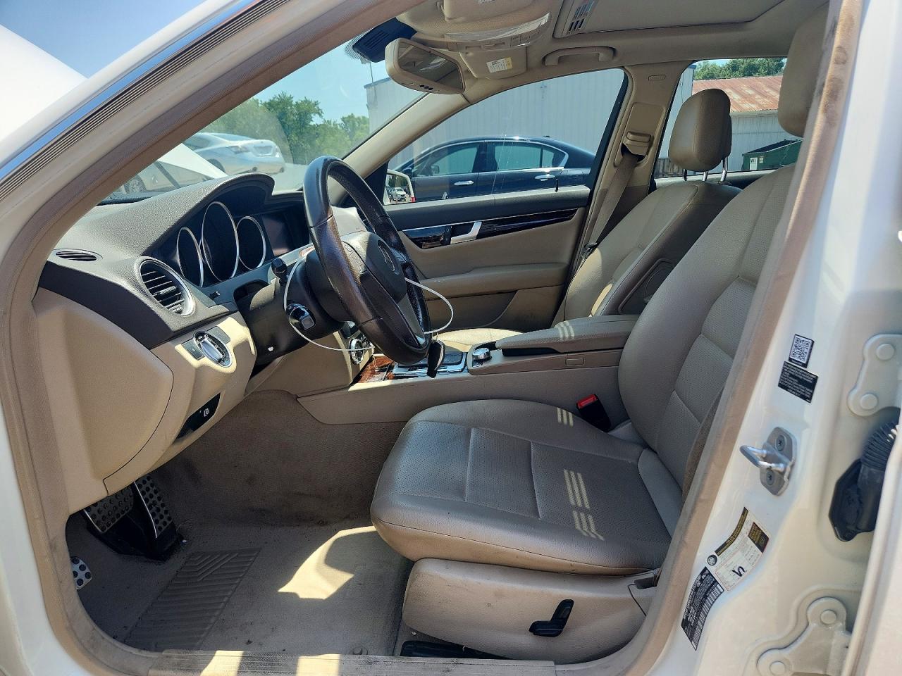 2012 Mercedes-benz C 250 Белый vin: WDDGF4HB4CA721226