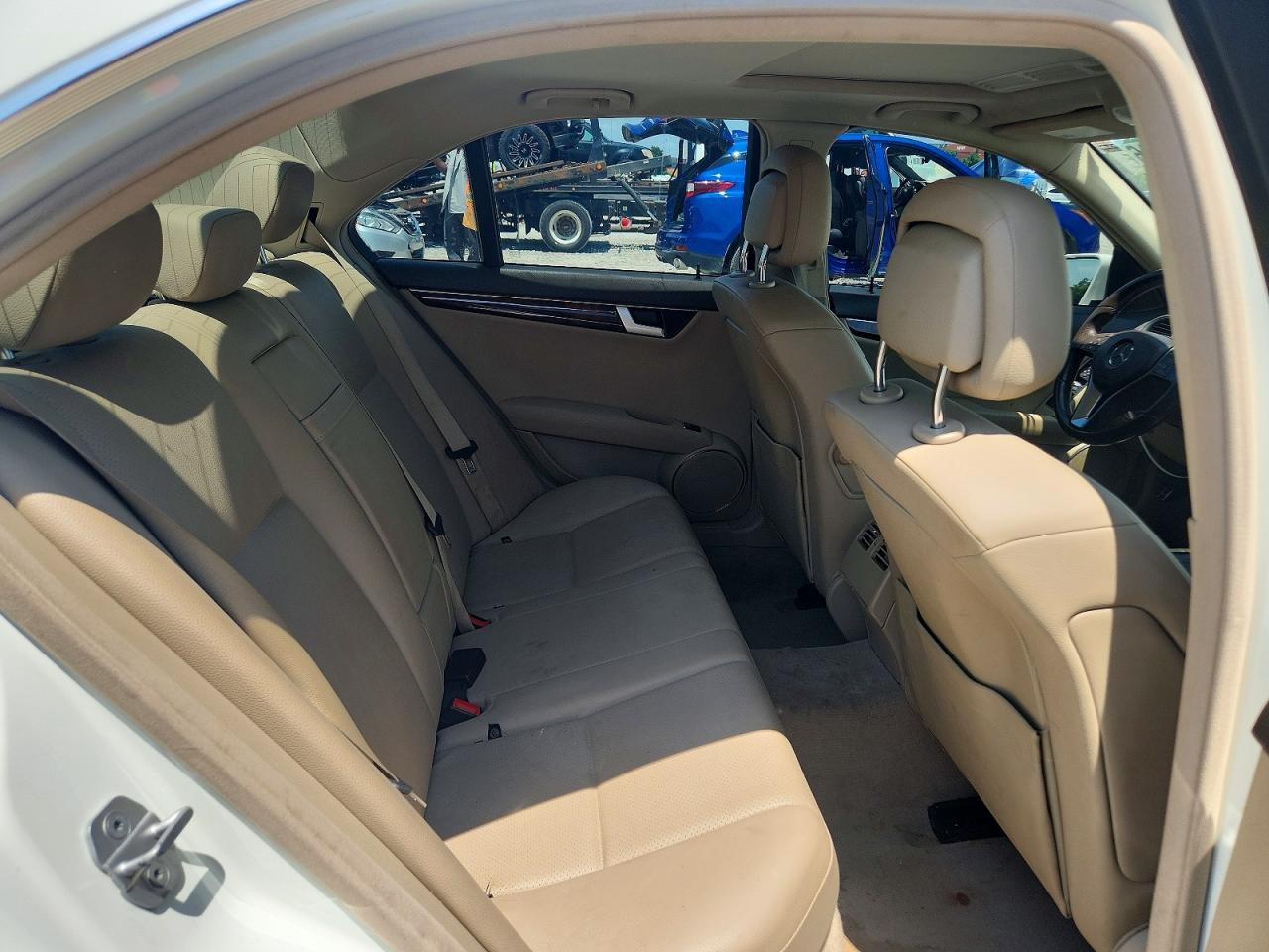 2012 Mercedes-benz C 250 Белый vin: WDDGF4HB4CA721226