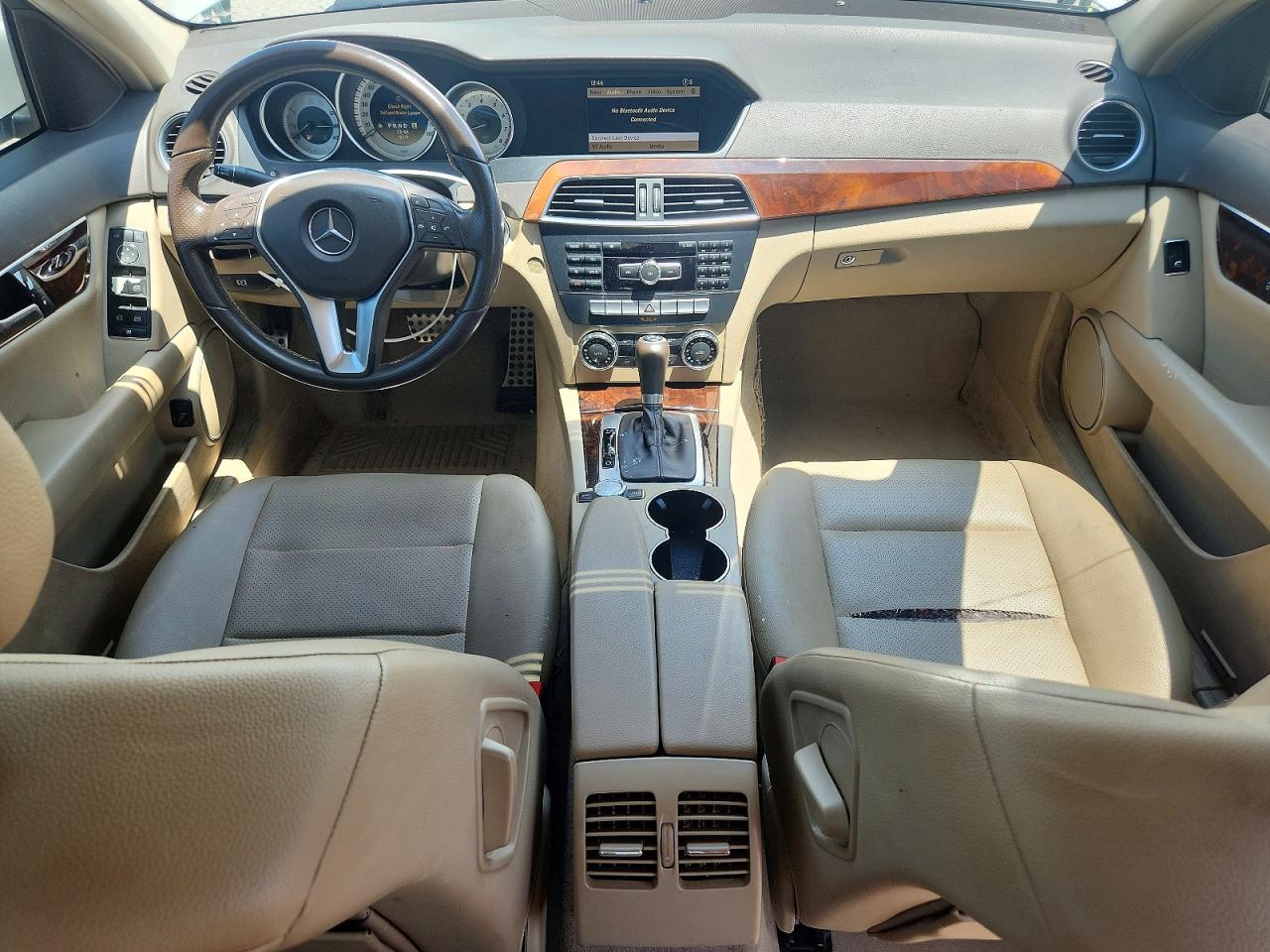 2012 Mercedes-benz C 250 Белый vin: WDDGF4HB4CA721226