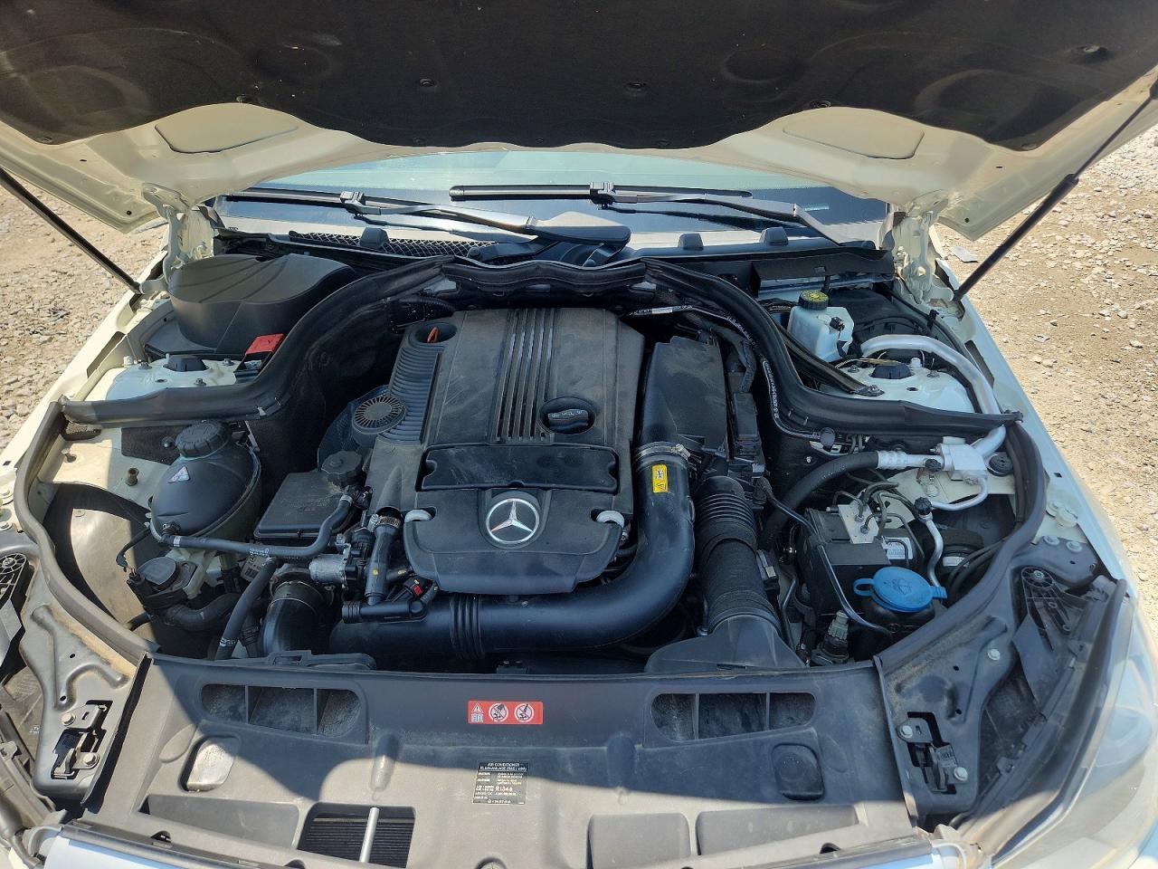 2012 Mercedes-benz C 250 Белый vin: WDDGF4HB4CA721226