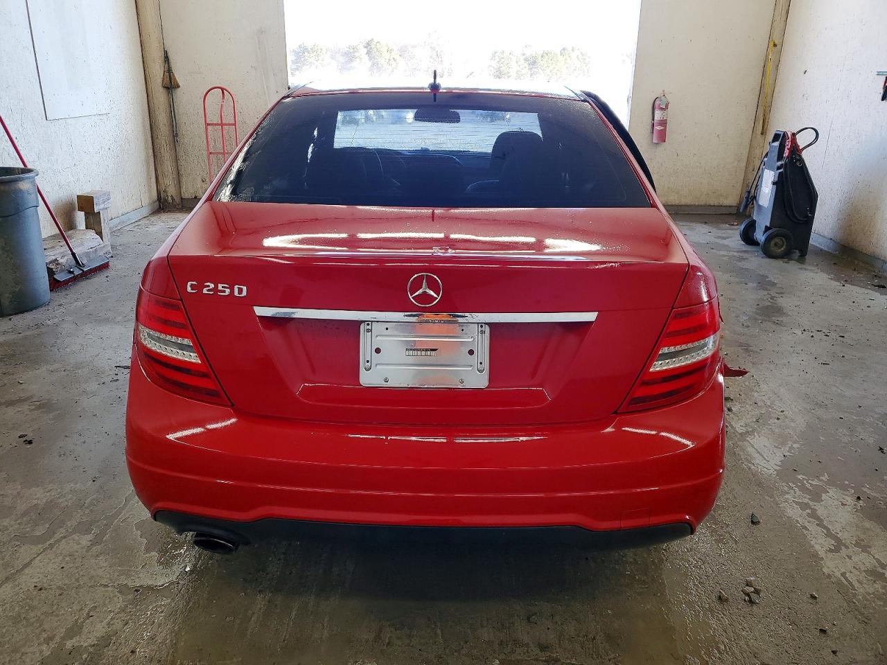2012 Mercedes-benz C 250 Red vin: WDDGF4HB4CR233105